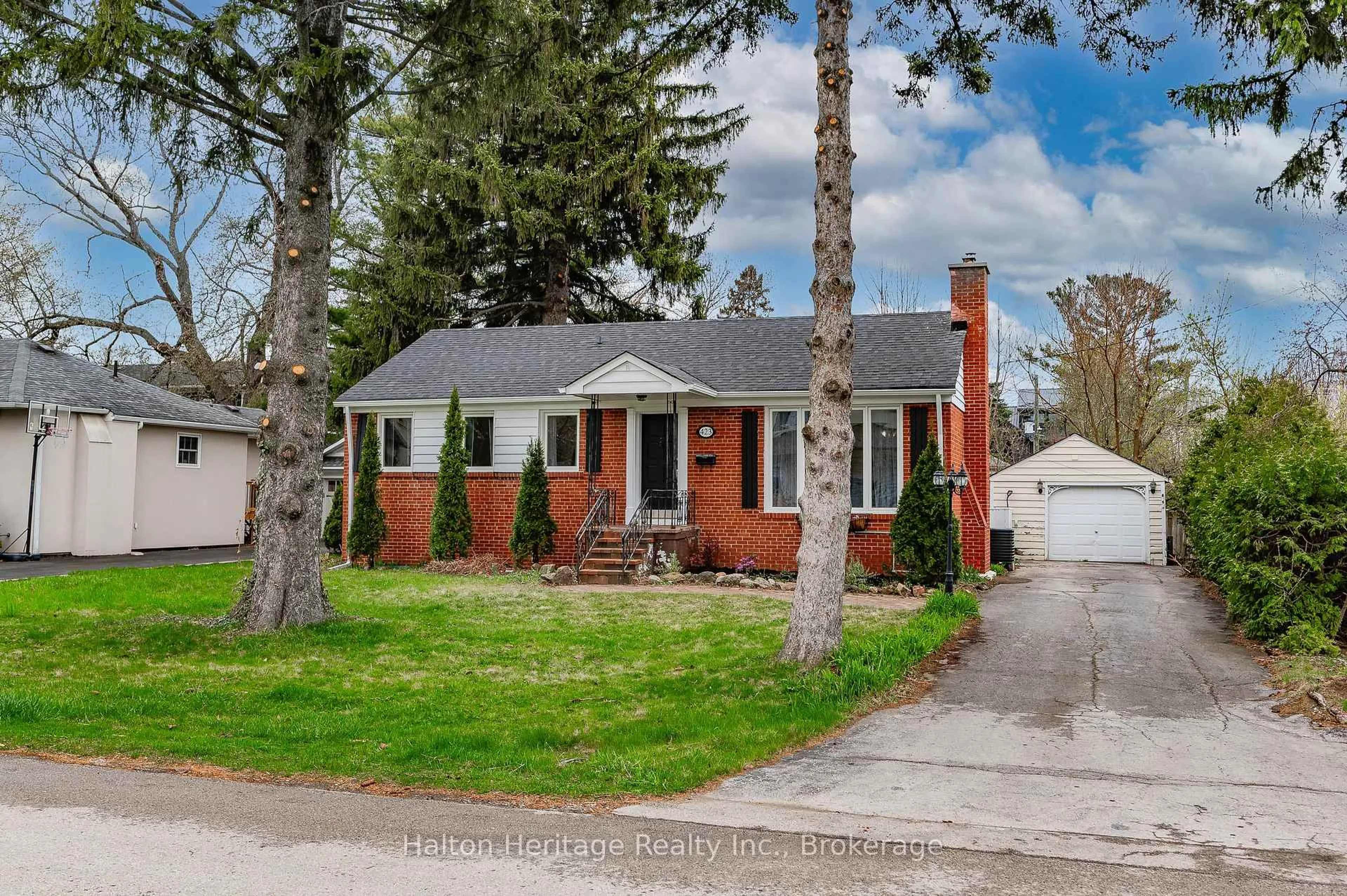 Home with brick exterior material, street for 423 Smith Lane, Oakville Ontario L6L 4X1