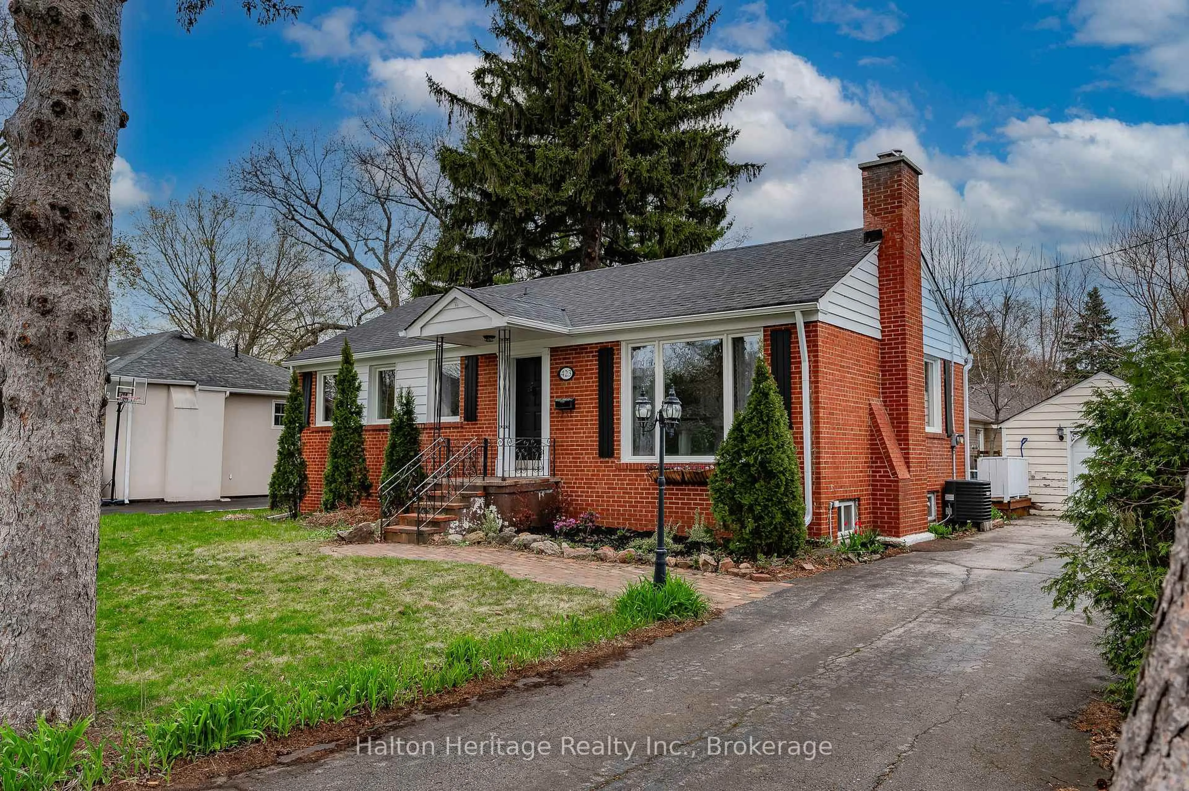 Home with brick exterior material, street for 423 Smith Lane, Oakville Ontario L6L 4X1