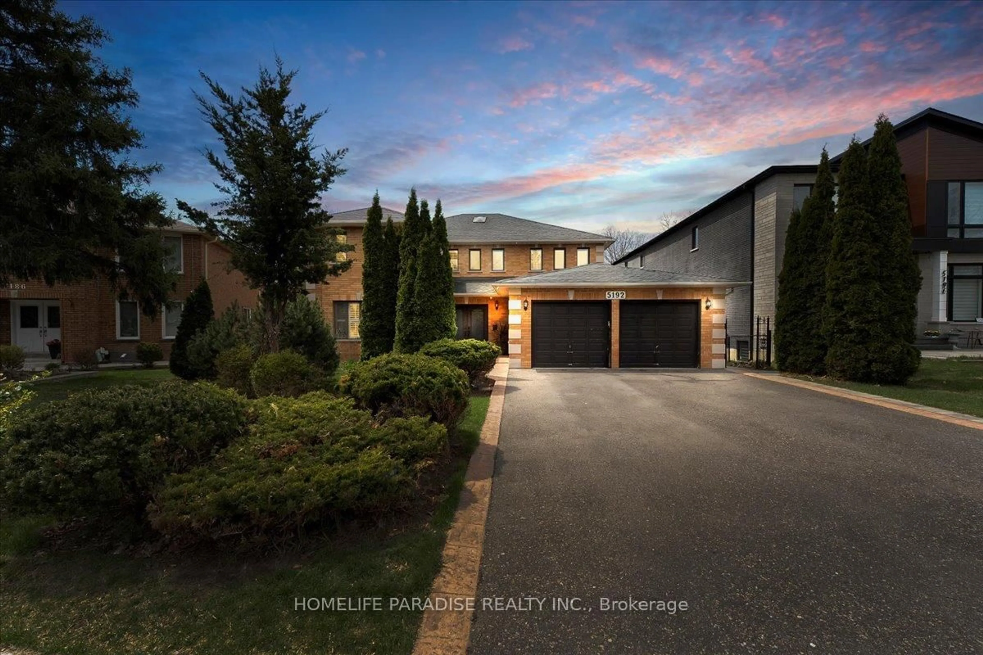 A pic from outside/outdoor area/front of a property/back of a property/a pic from drone, street for 5192 Durie Rd, Mississauga Ontario L5M 2C7