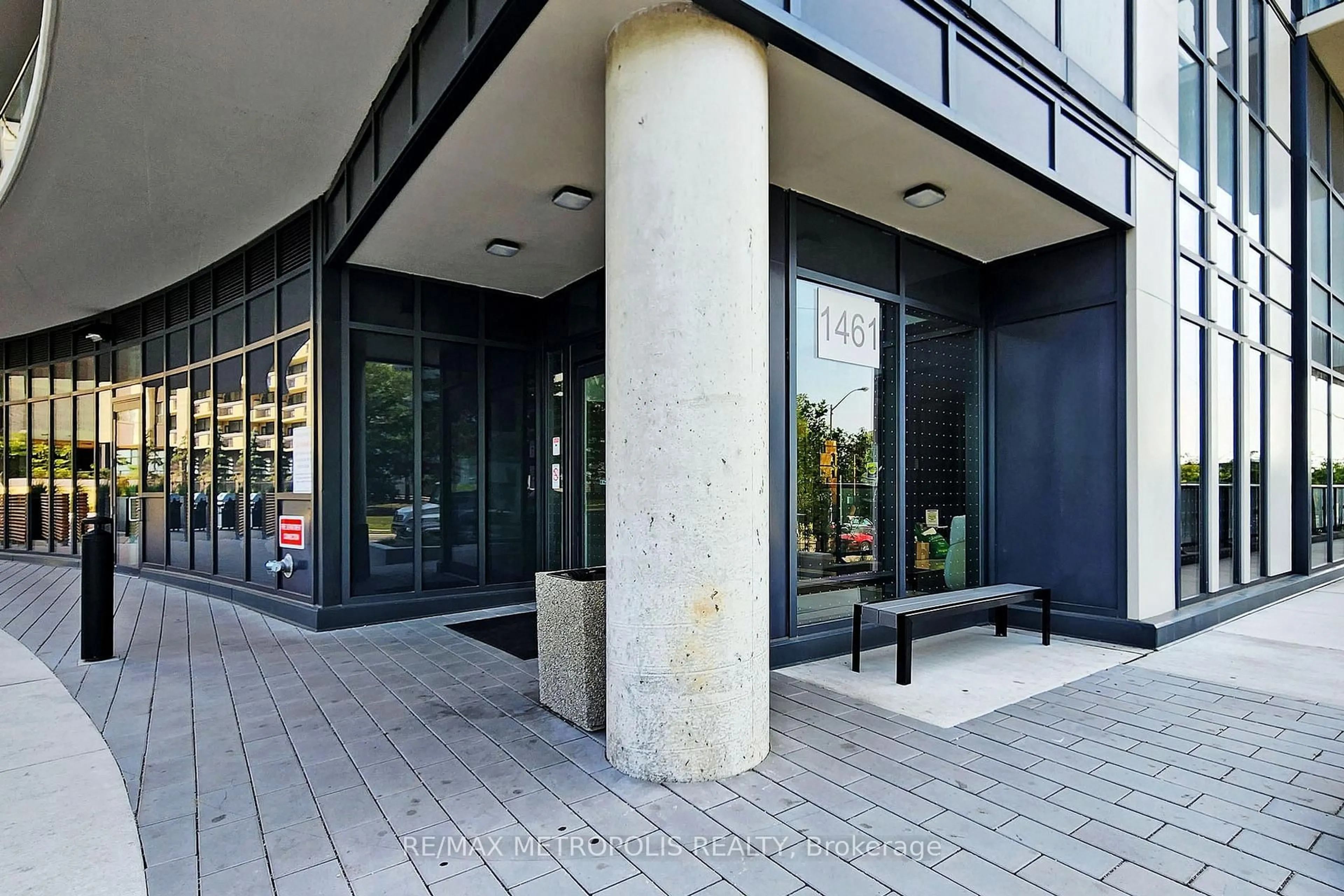 Indoor foyer for 1461 LAWRENCE Ave #2103, Toronto Ontario M6L 0A6