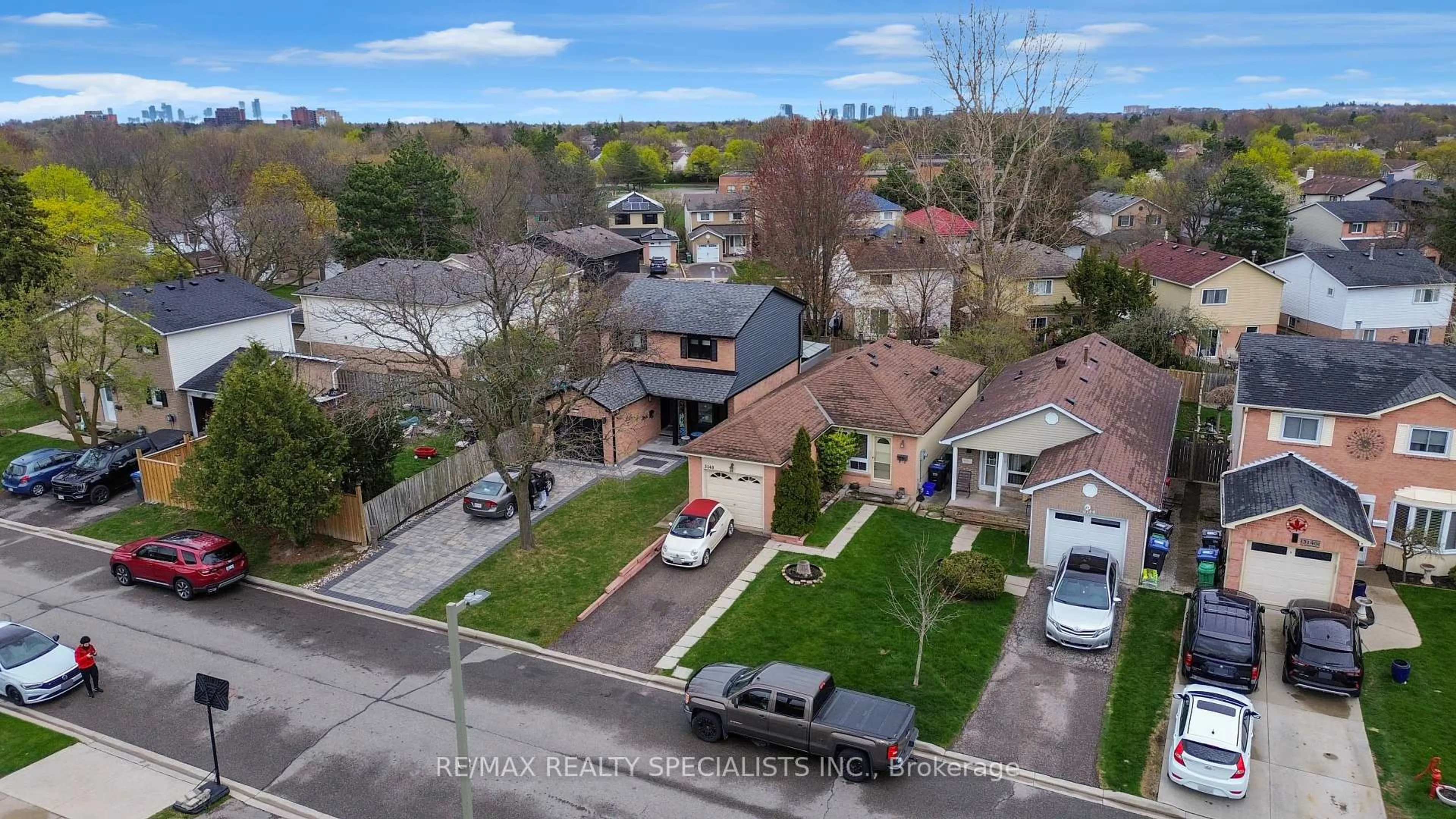 A pic from outside/outdoor area/front of a property/back of a property/a pic from drone, street for 3140 Bartholomew Cres, Mississauga Ontario L5N 3L1