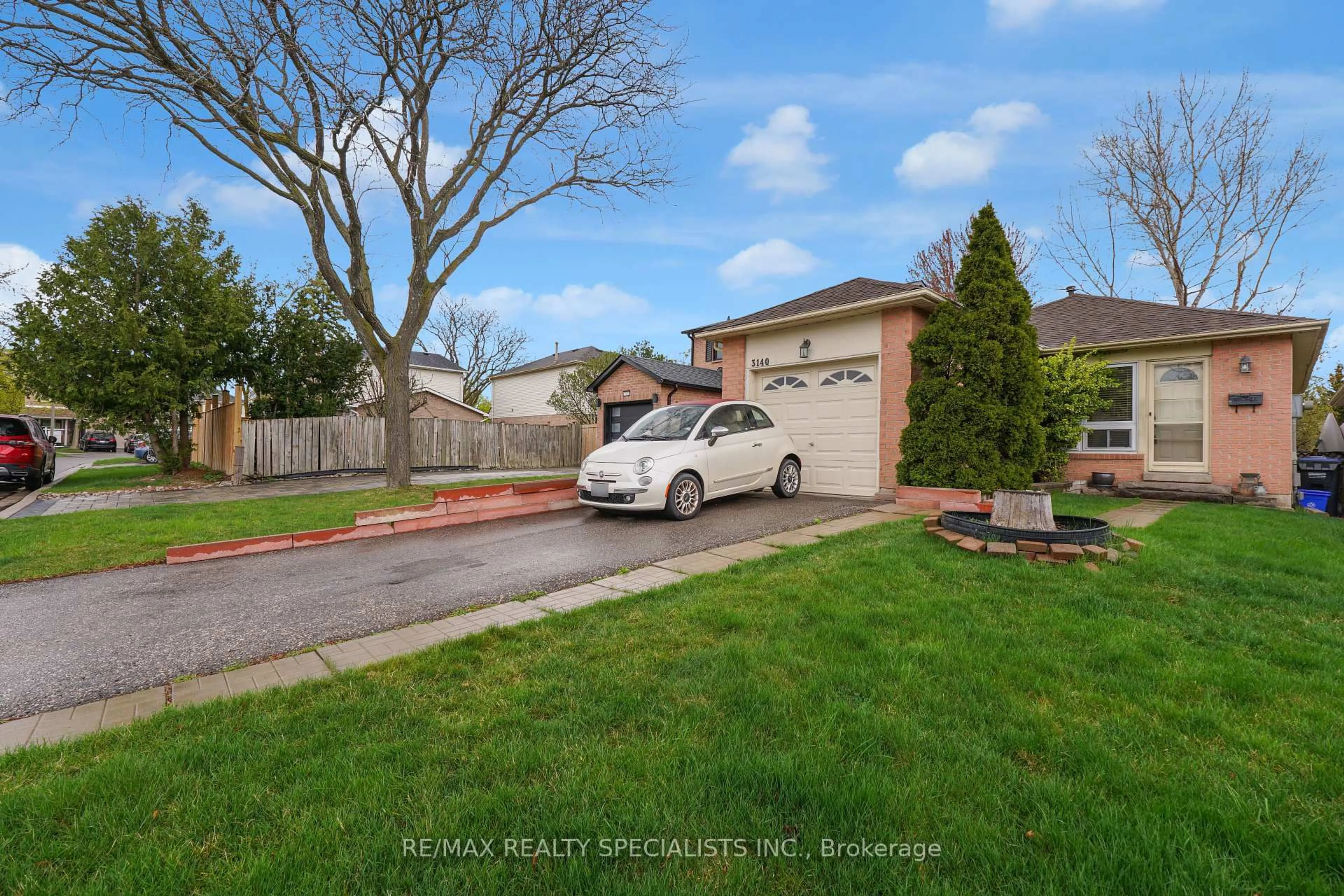 A pic from outside/outdoor area/front of a property/back of a property/a pic from drone, street for 3140 Bartholomew Cres, Mississauga Ontario L5N 3L1