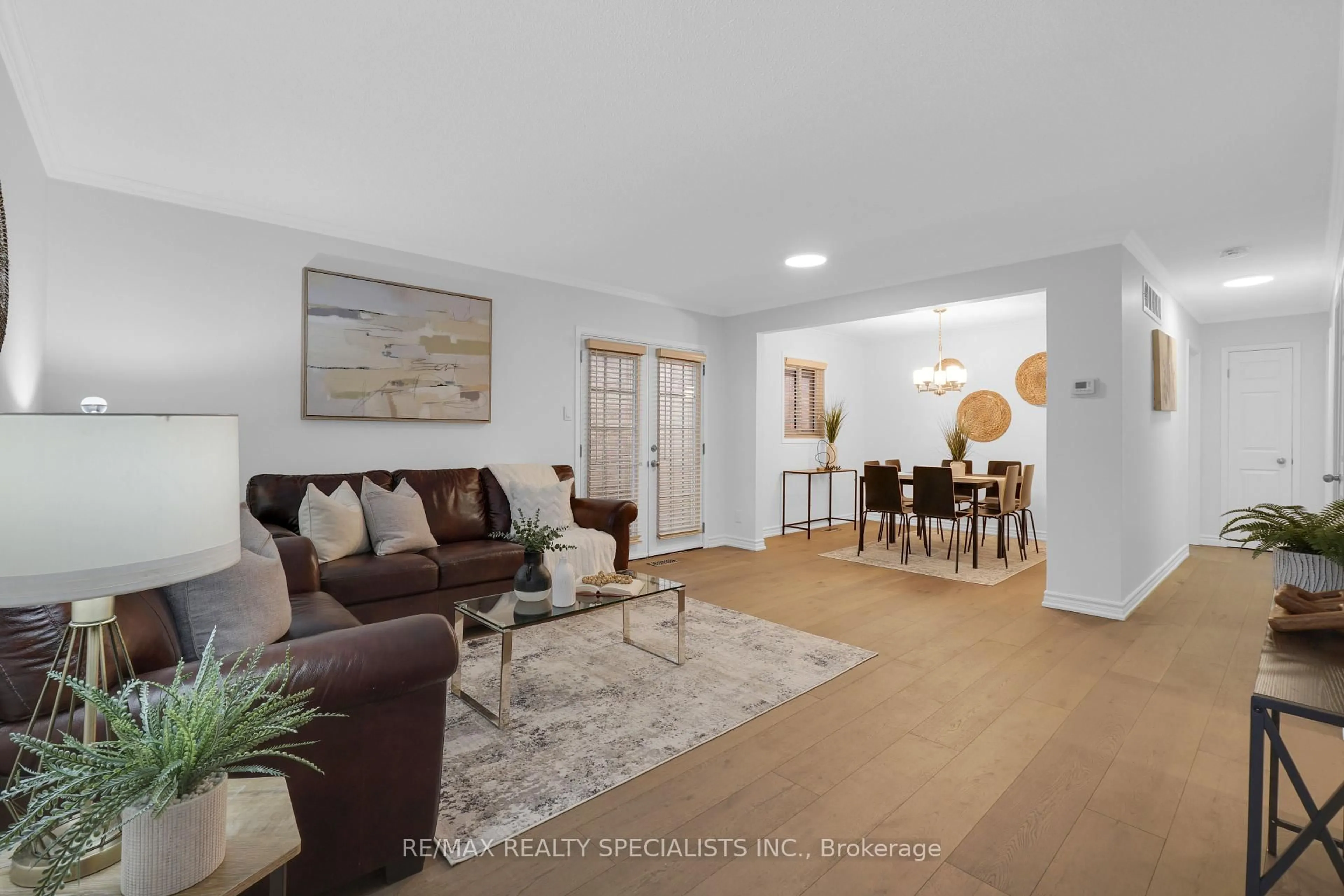 Living room with furniture, wood/laminate floor for 3140 Bartholomew Cres, Mississauga Ontario L5N 3L1