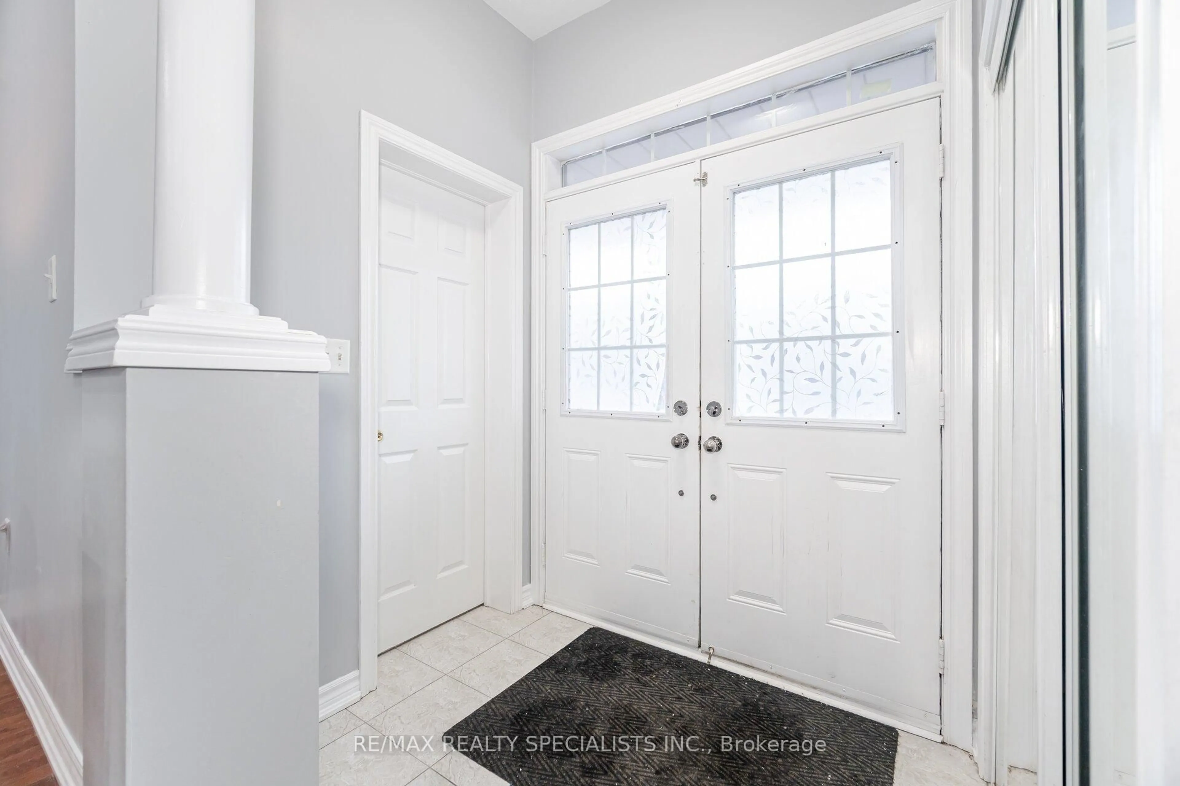 Indoor entryway for 6 Arctic Fox Cres, Brampton Ontario L6R 0J2