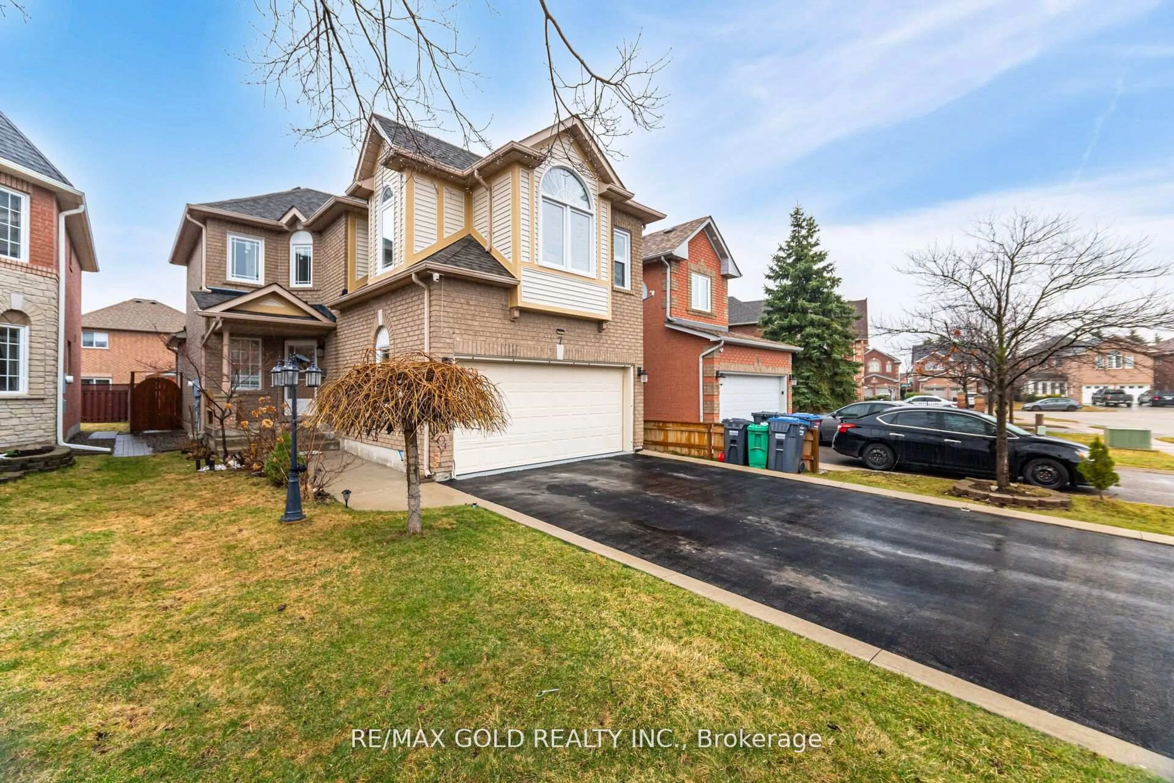 A pic from outside/outdoor area/front of a property/back of a property/a pic from drone, street for 7 Creekwood Dr, Brampton Ontario L7A 1G6