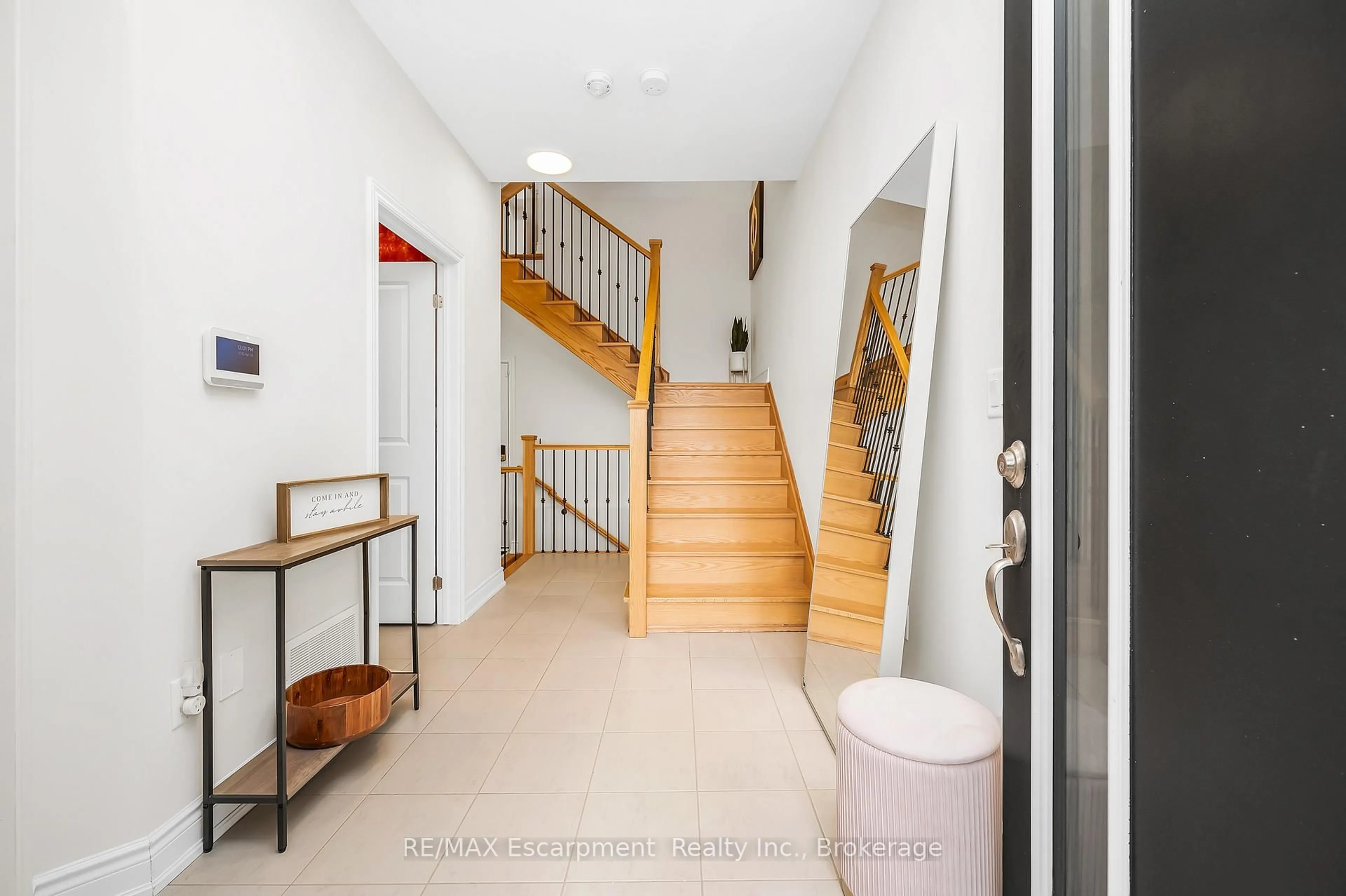 Indoor foyer for 3401 Sixth Line, Oakville Ontario L6H 0Y7