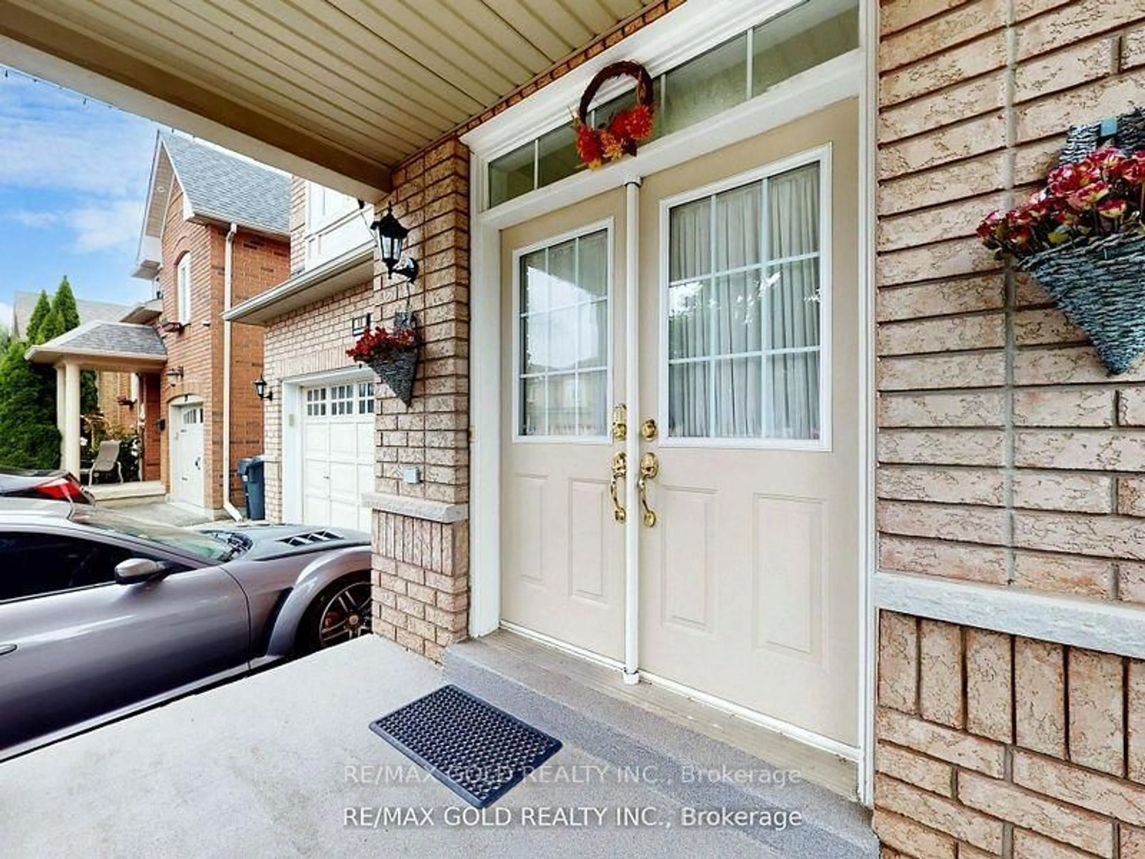 Indoor entryway for 18 Thimbleberry St, Brampton Ontario L7A 3L3
