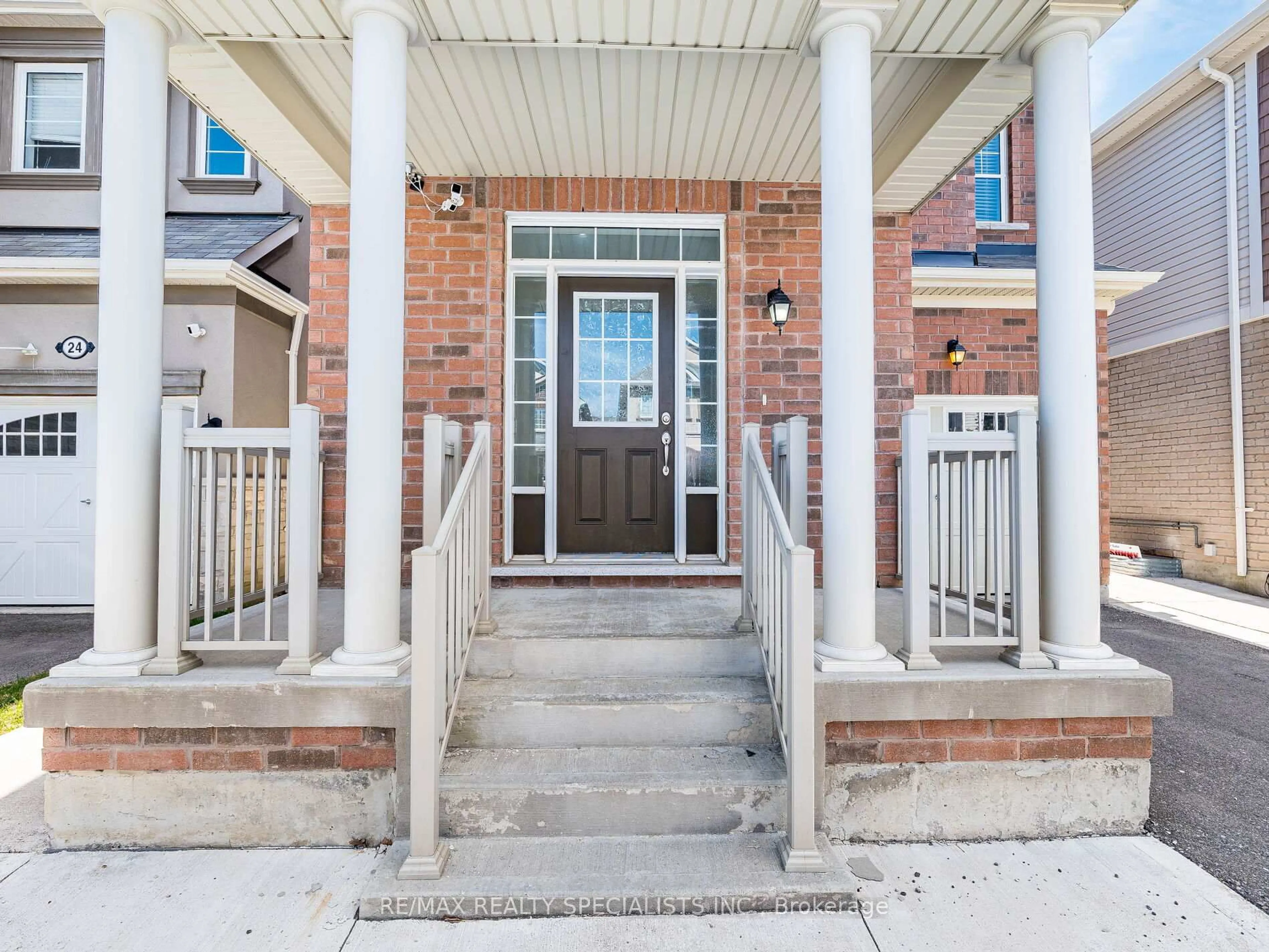 Indoor entryway for 22 Callandar Rd, Brampton Ontario L7A 4V1