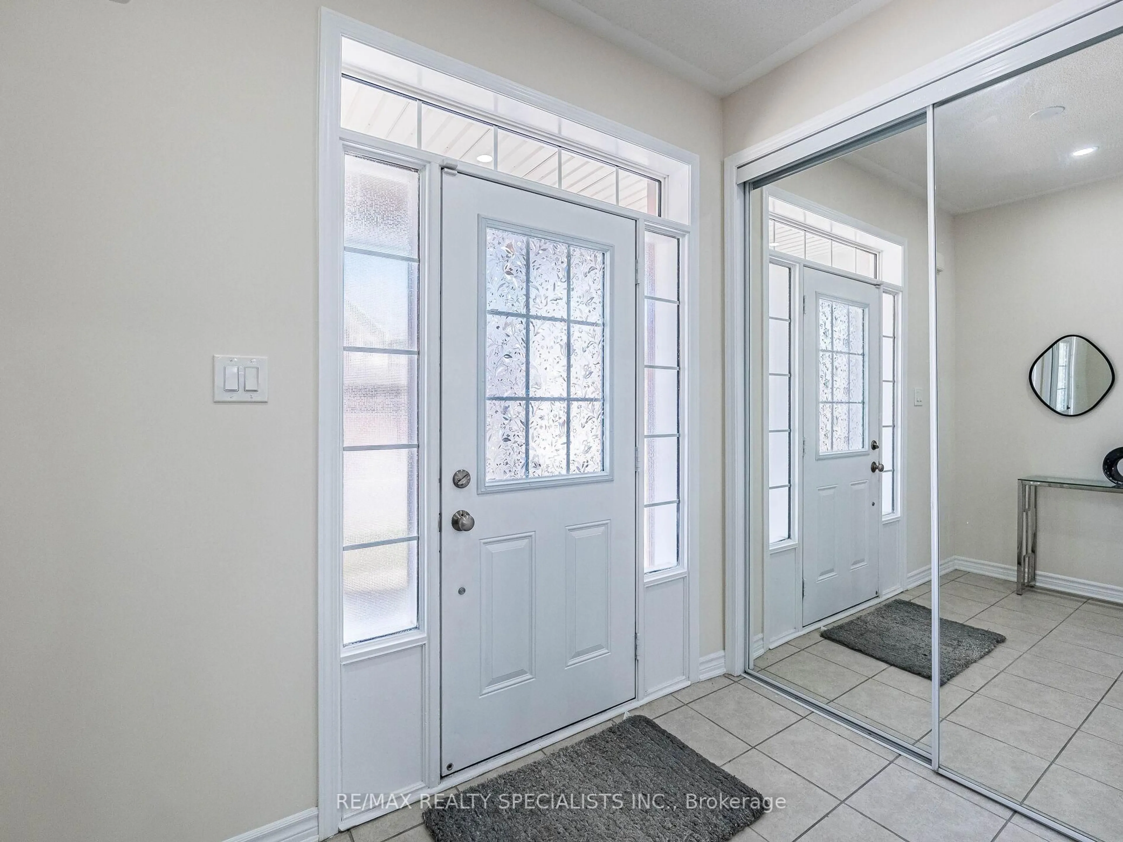 Indoor entryway for 22 Callandar Rd, Brampton Ontario L7A 4V1