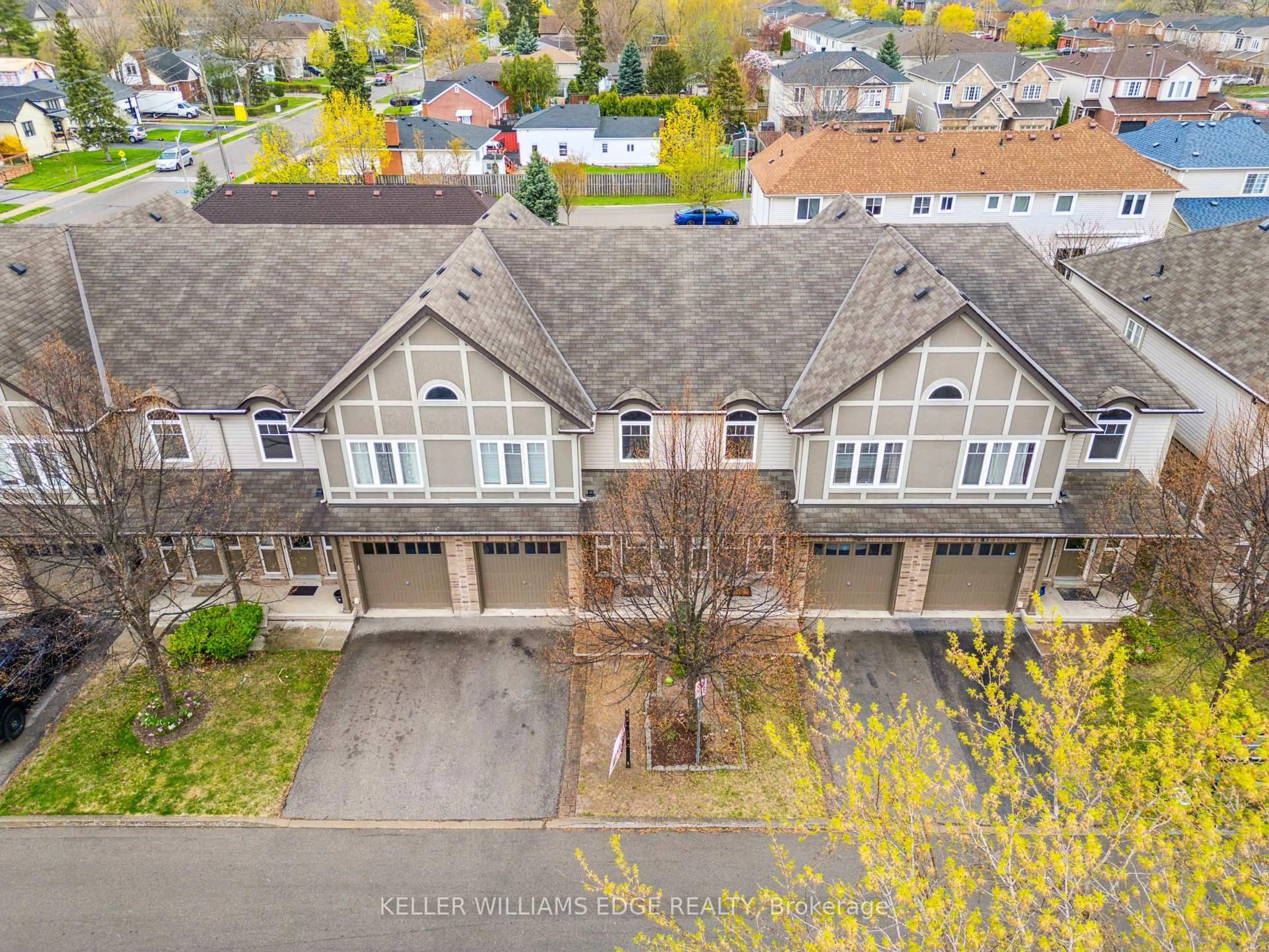 A pic from outside/outdoor area/front of a property/back of a property/a pic from drone, street for 1048 Ryckman Common, Burlington Ontario L7R 0B6