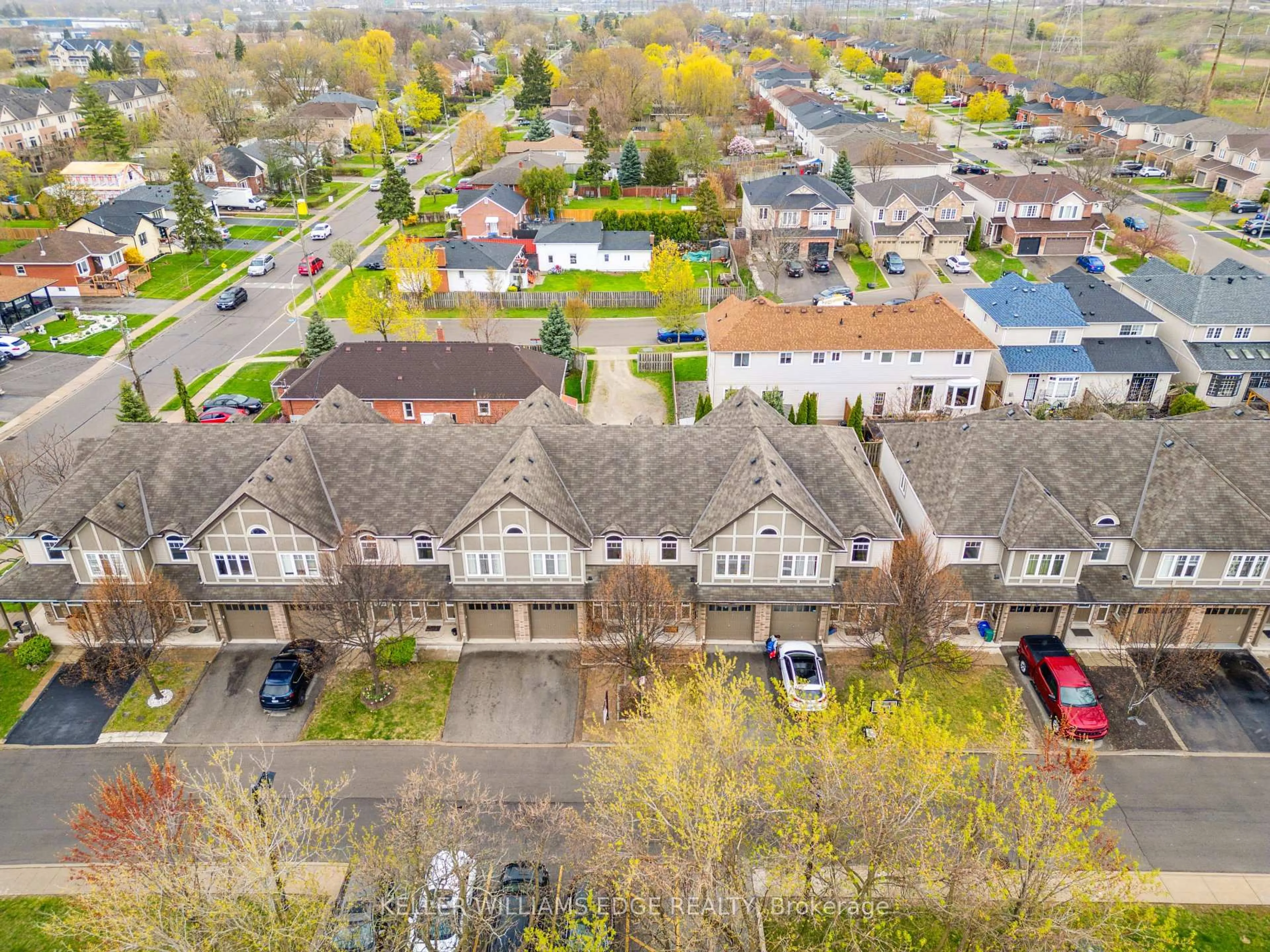 A pic from outside/outdoor area/front of a property/back of a property/a pic from drone, street for 1048 Ryckman Common, Burlington Ontario L7R 0B6
