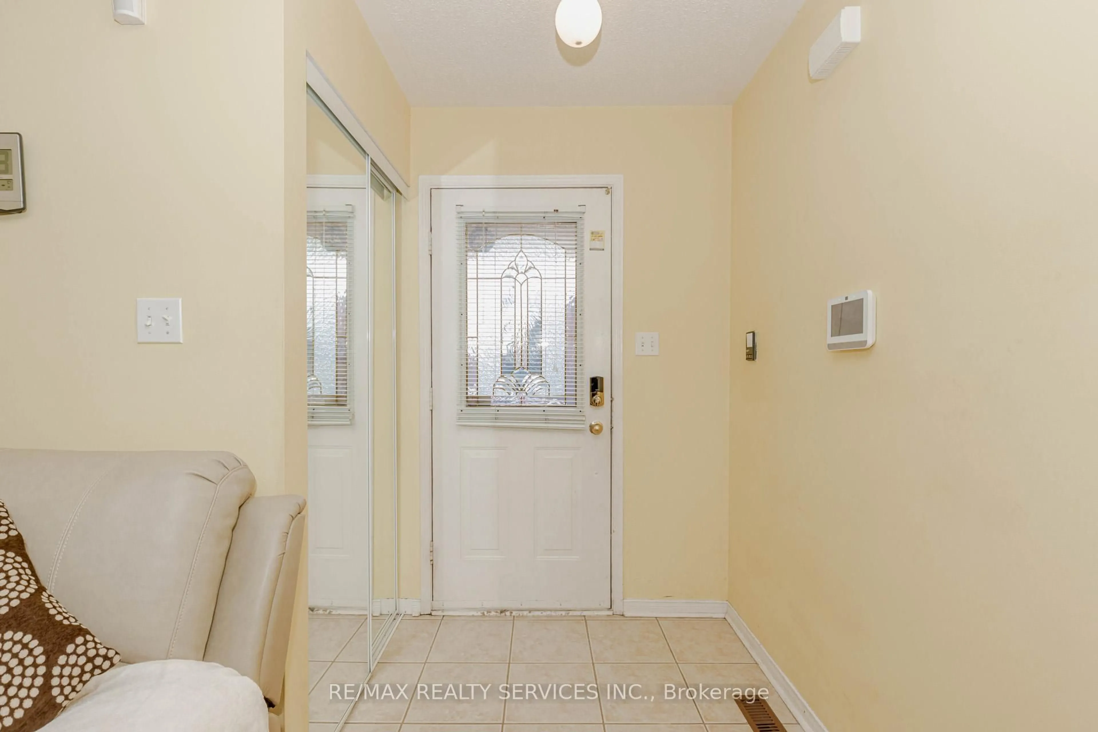 Indoor entryway for 66 Viceroy Cres, Brampton Ontario L6T 4Y5