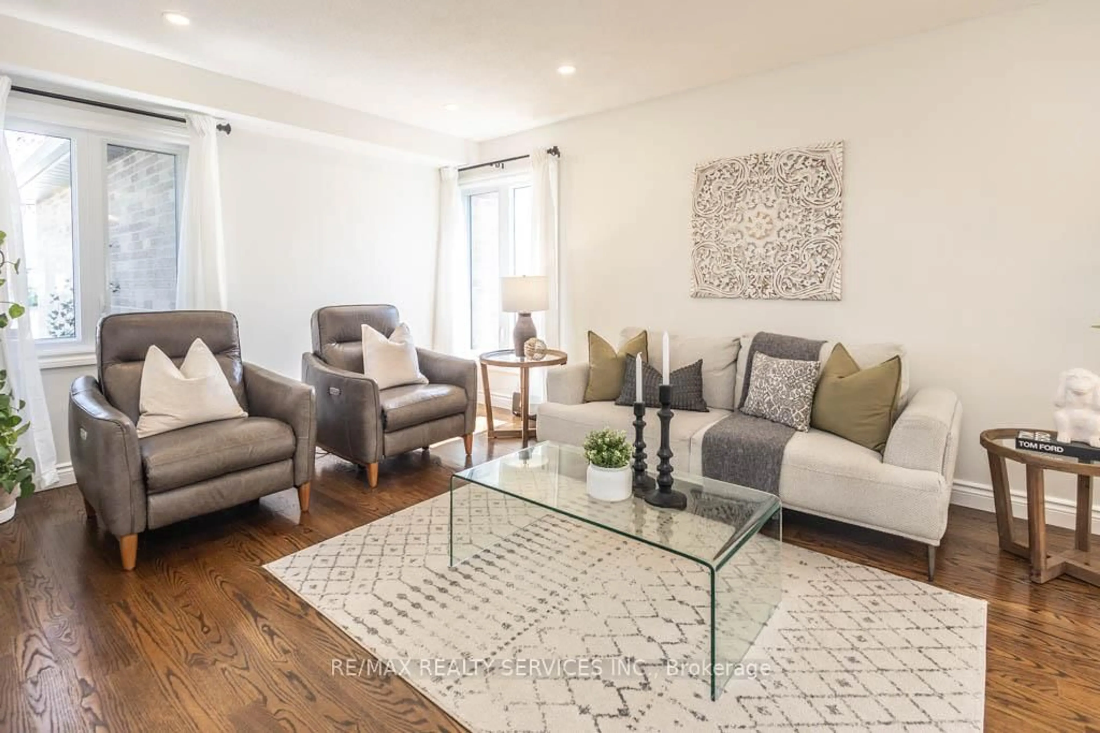 Living room with furniture, unknown for 6173 Kindree Circ, Mississauga Ontario L5N 3B9