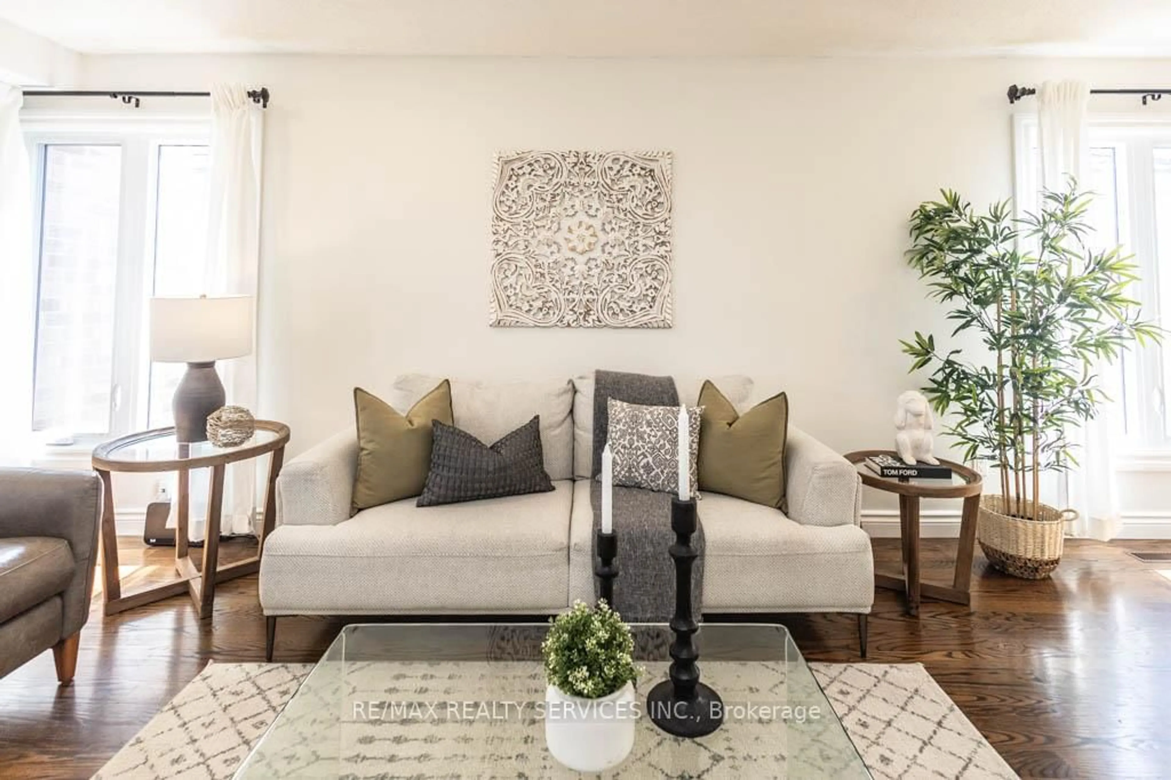 Living room with furniture, unknown for 6173 Kindree Circ, Mississauga Ontario L5N 3B9