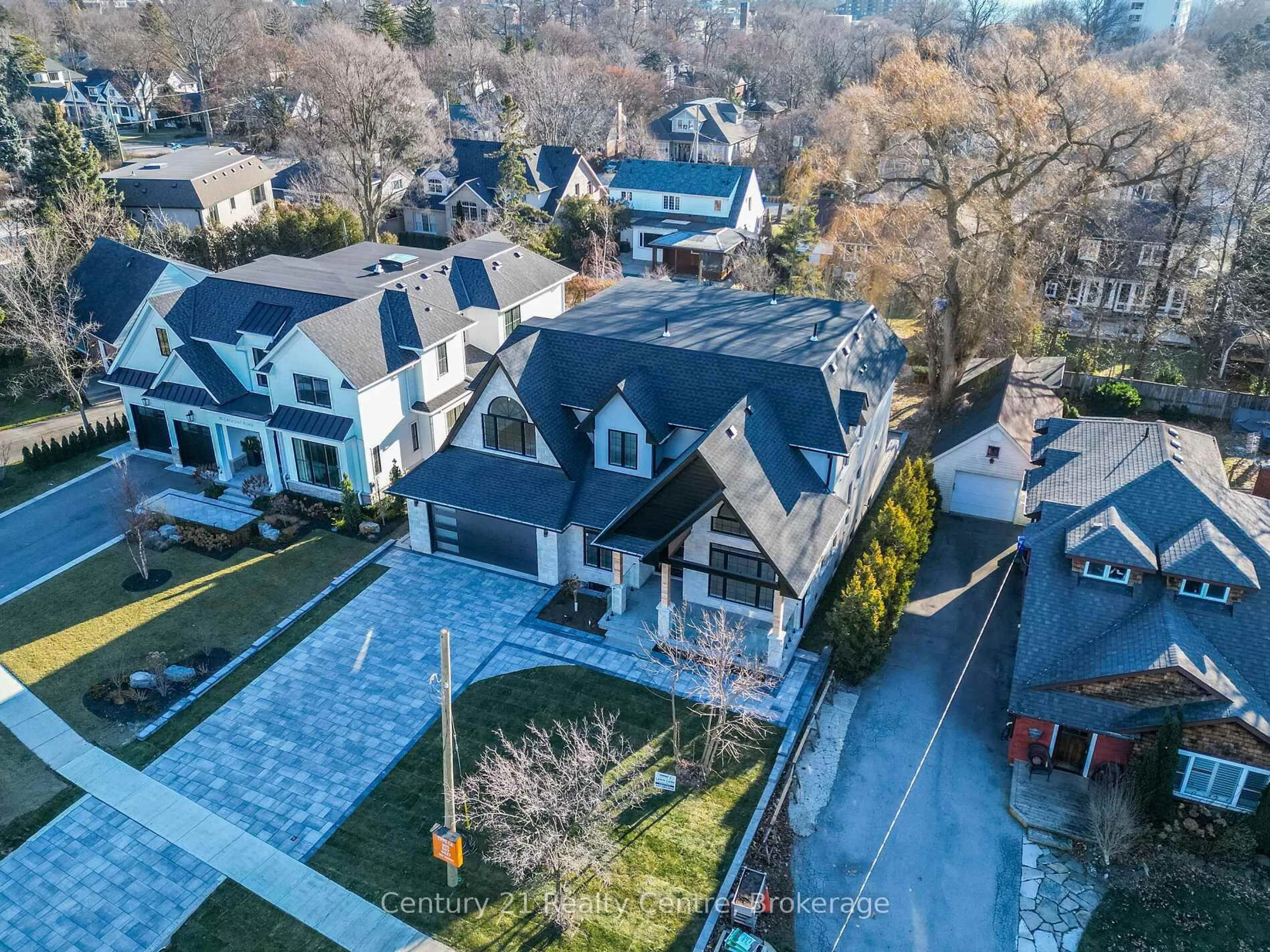 A pic from outside/outdoor area/front of a property/back of a property/a pic from drone, street for 14 Crescent Rd, Oakville Ontario L6K 1W4