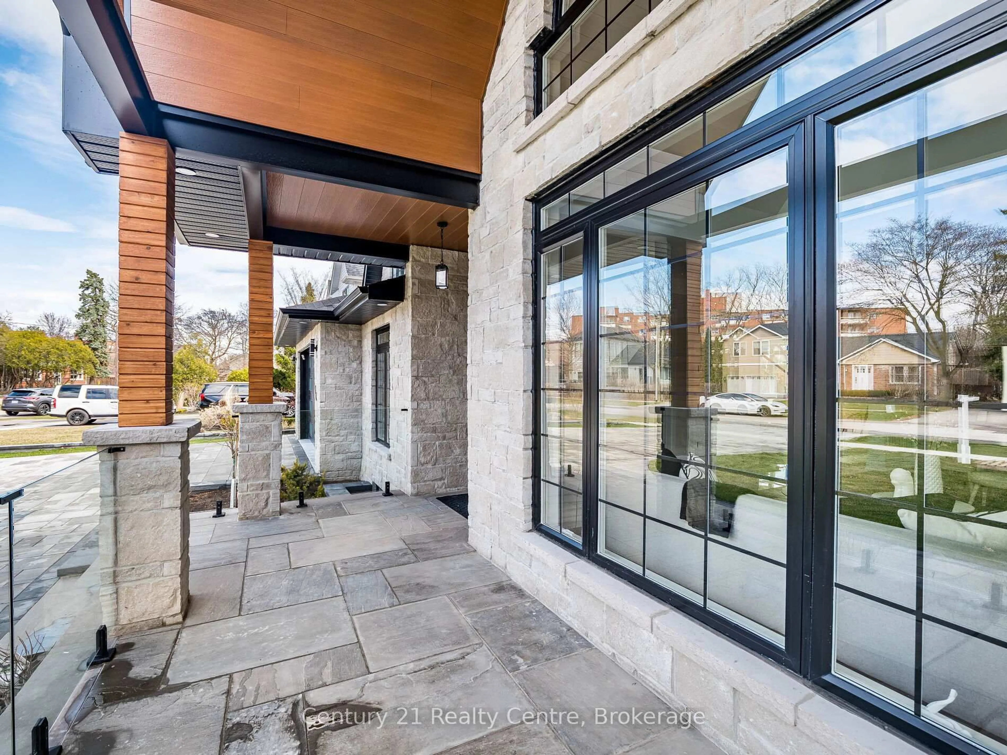 Indoor entryway for 14 Crescent Rd, Oakville Ontario L6K 1W4