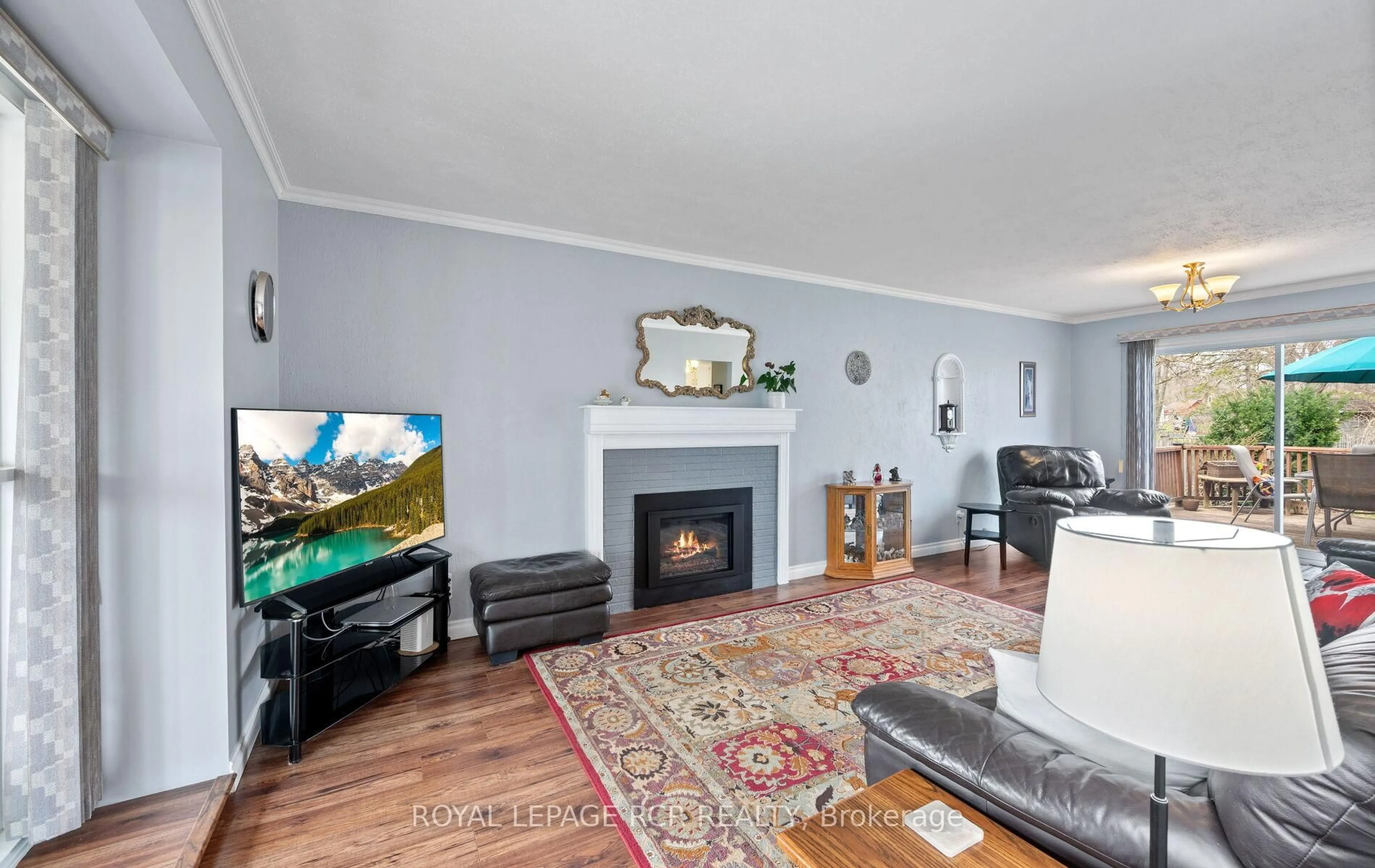 Living room with furniture, wood/laminate floor for 24 Town Line, Orangeville Ontario L9W 1T6