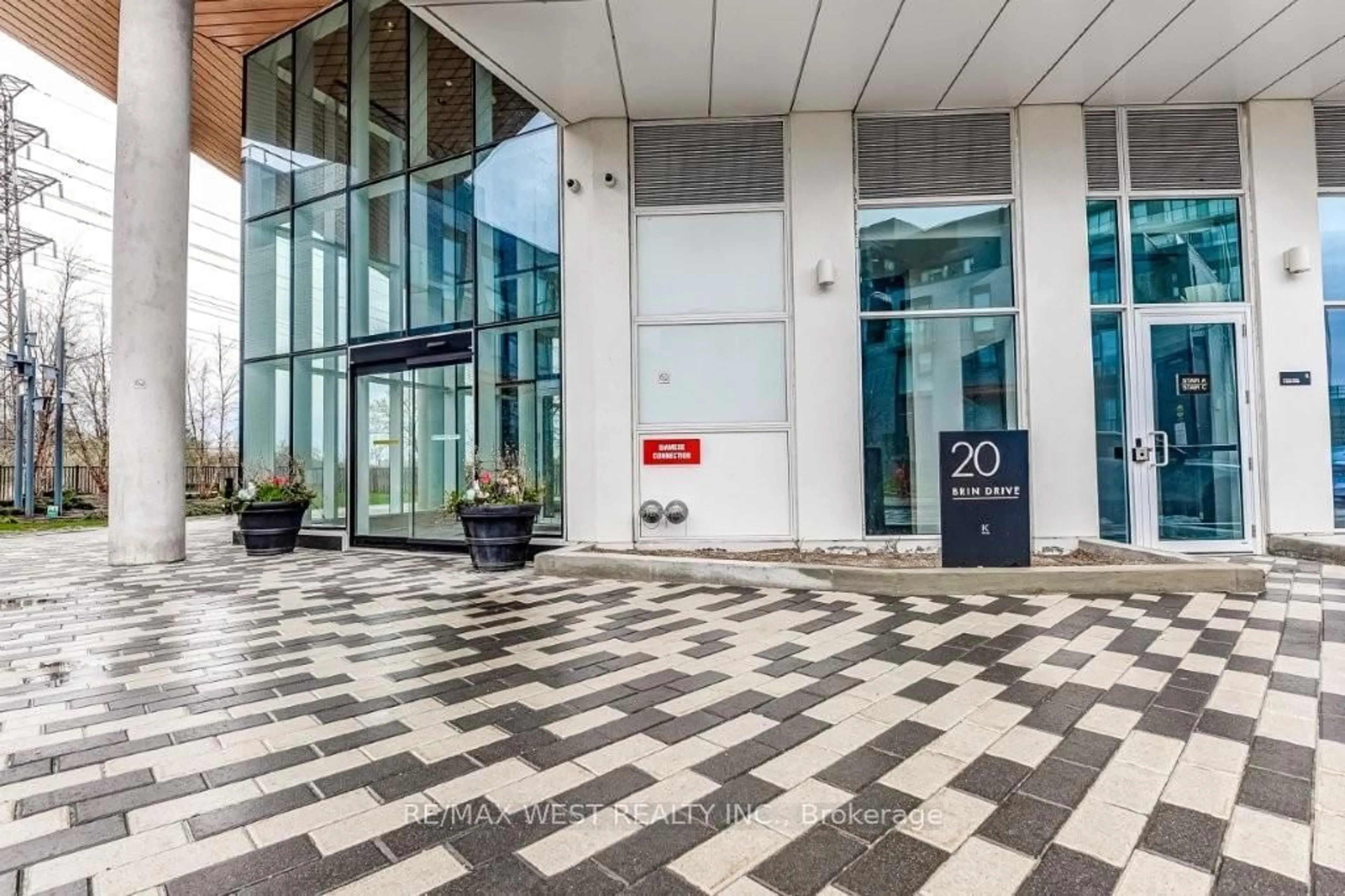 Indoor foyer for 20 Brin Dr #807, Toronto Ontario M8X 0B2