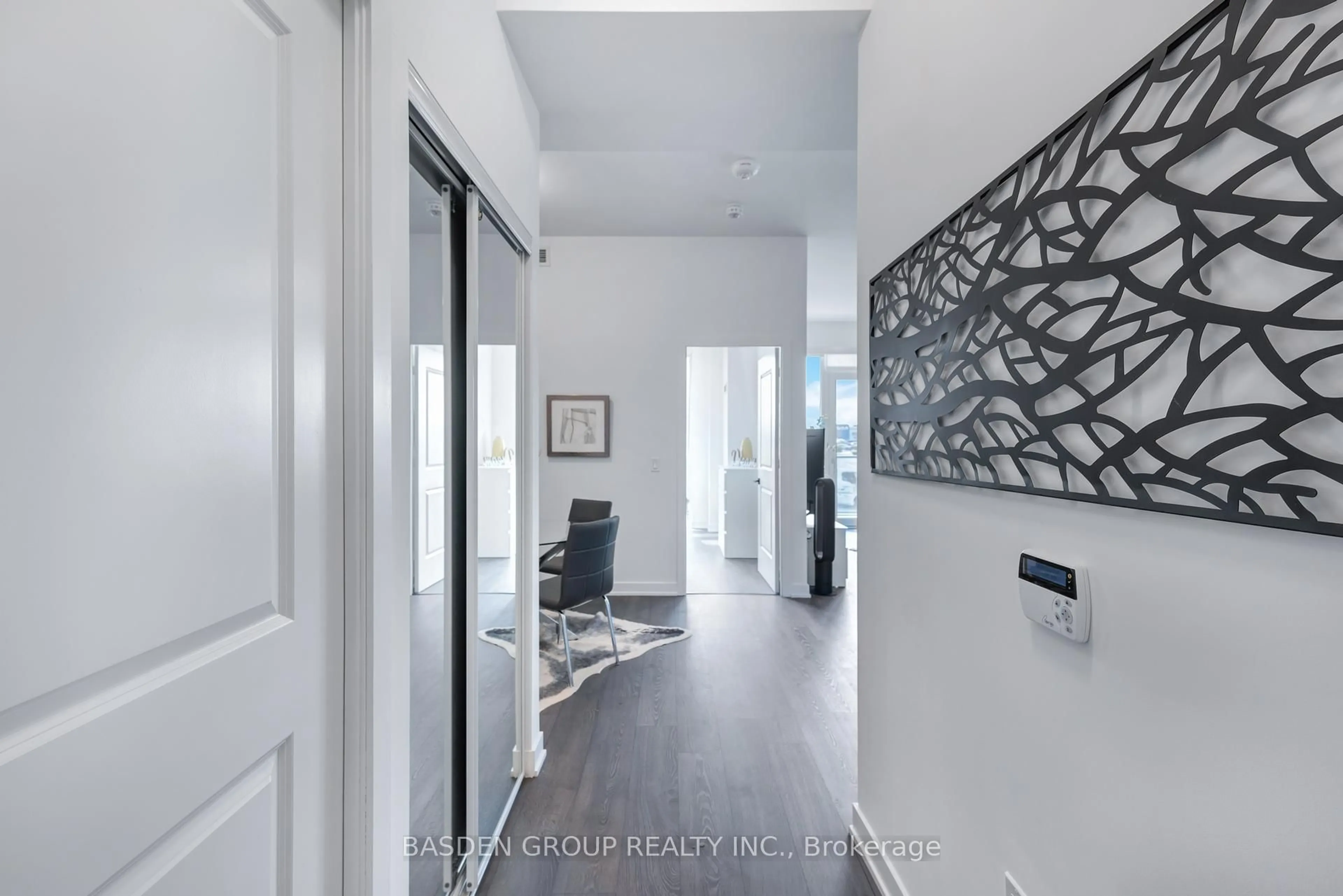 Indoor entryway for 4655 Metcalfe Ave #202B, Mississauga Ontario L5M 0Z7