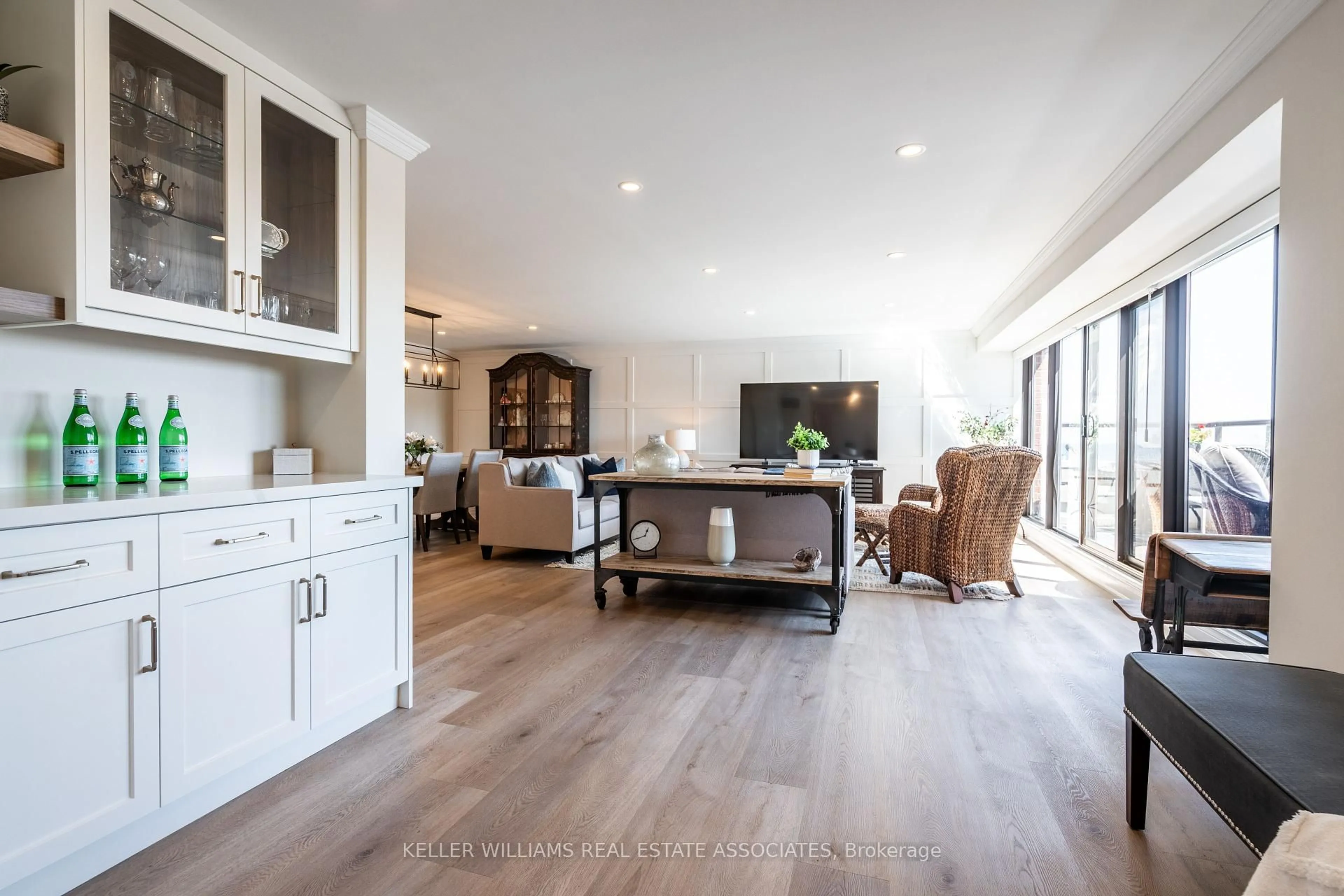 Open concept kitchen, wood/laminate floor for 100 Bronte Rd #222, Oakville Ontario L6L 6L5