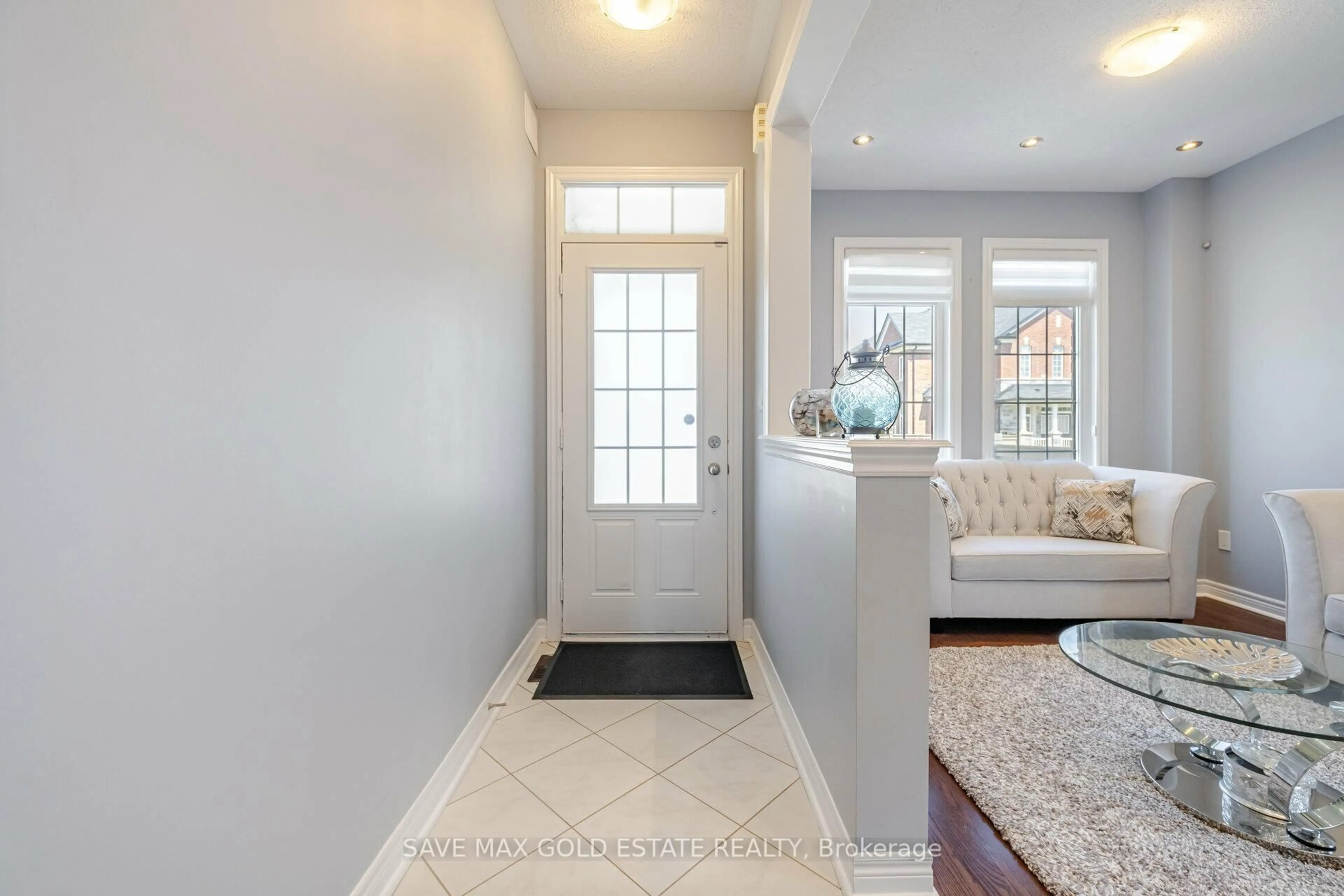 Indoor entryway for 8 Danielsgate Rd, Brampton Ontario L6R 3X4