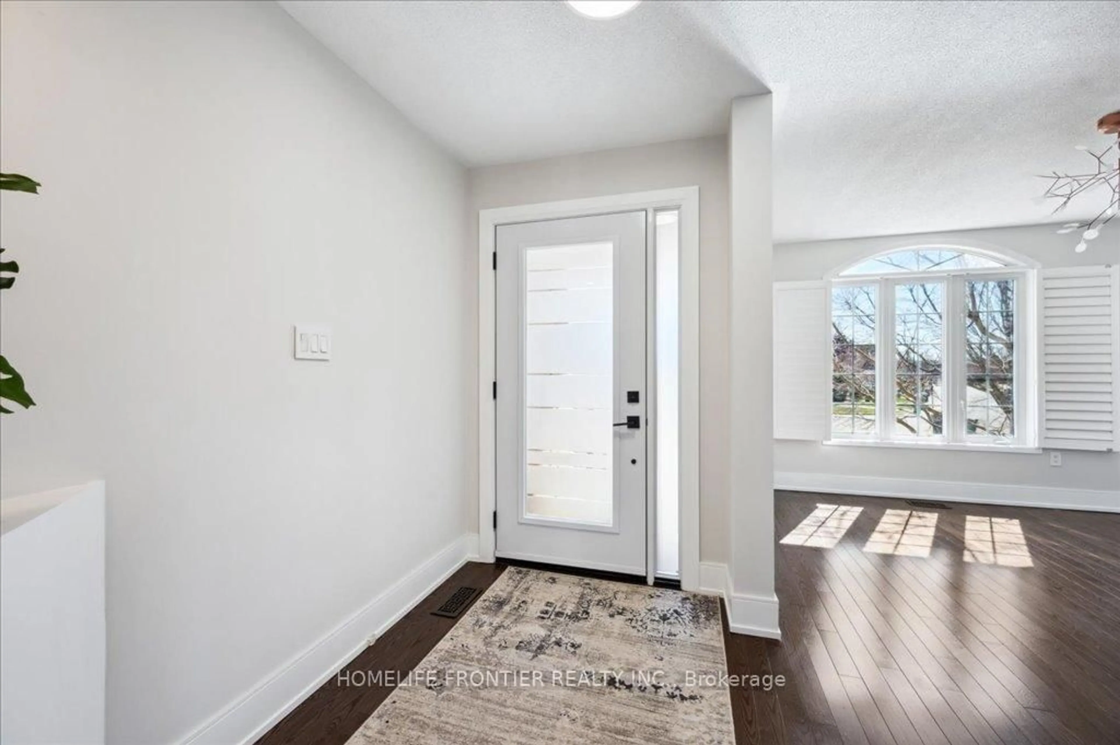 Indoor entryway for 7142 Branigan Gate, Mississauga Ontario L5N 7L5