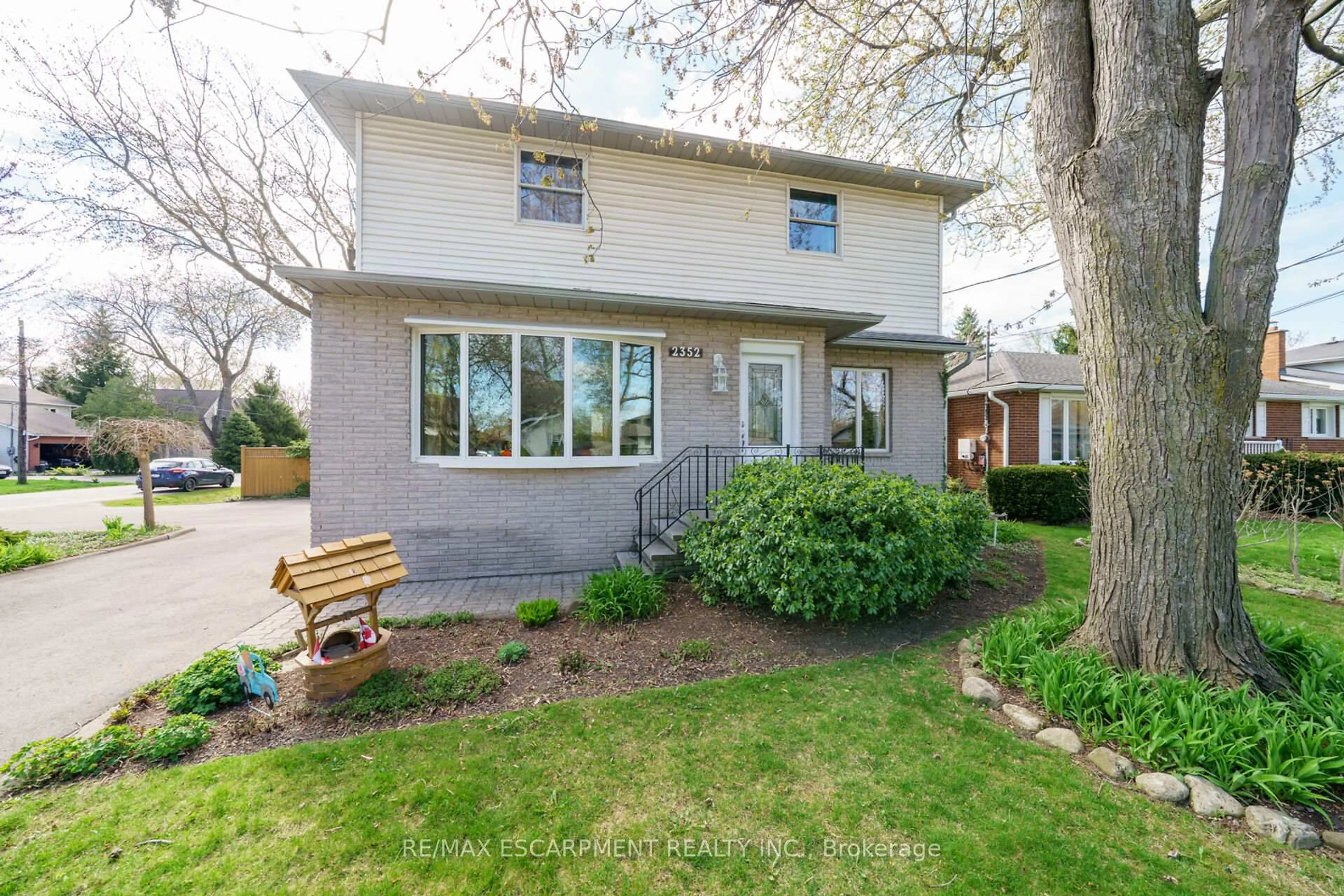 Home with vinyl exterior material, street for 2352 BRINELL Ave, Burlington Ontario L7R 3P5