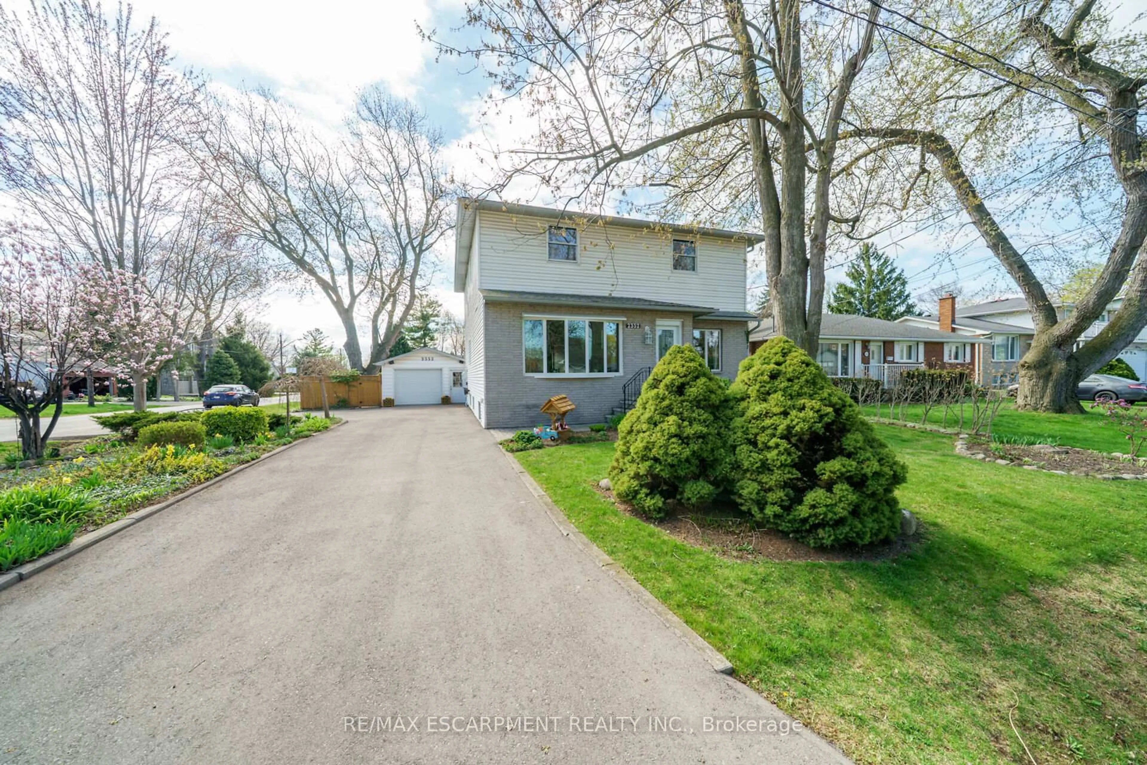 A pic from outside/outdoor area/front of a property/back of a property/a pic from drone, street for 2352 BRINELL Ave, Burlington Ontario L7R 3P5