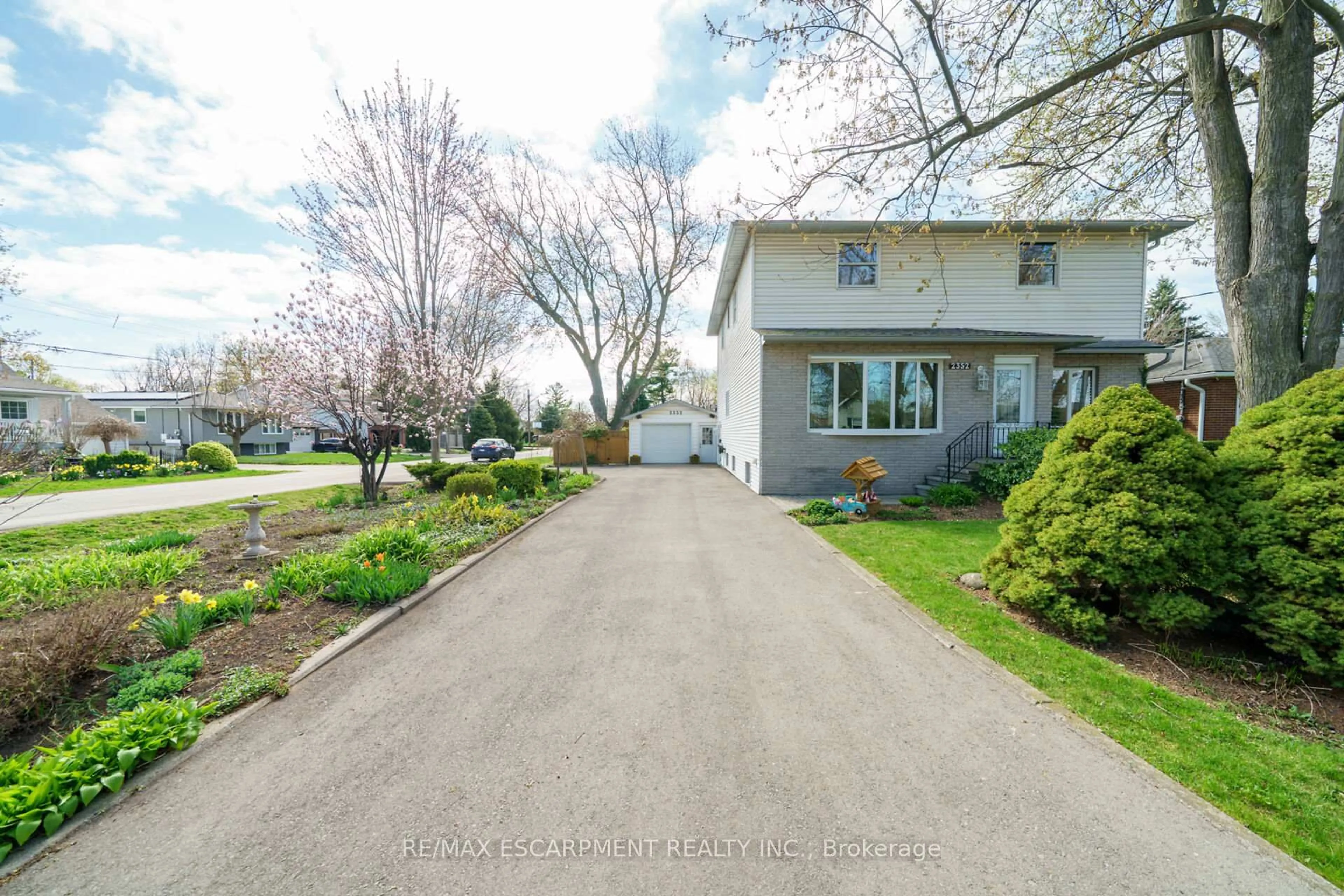 A pic from outside/outdoor area/front of a property/back of a property/a pic from drone, street for 2352 BRINELL Ave, Burlington Ontario L7R 3P5