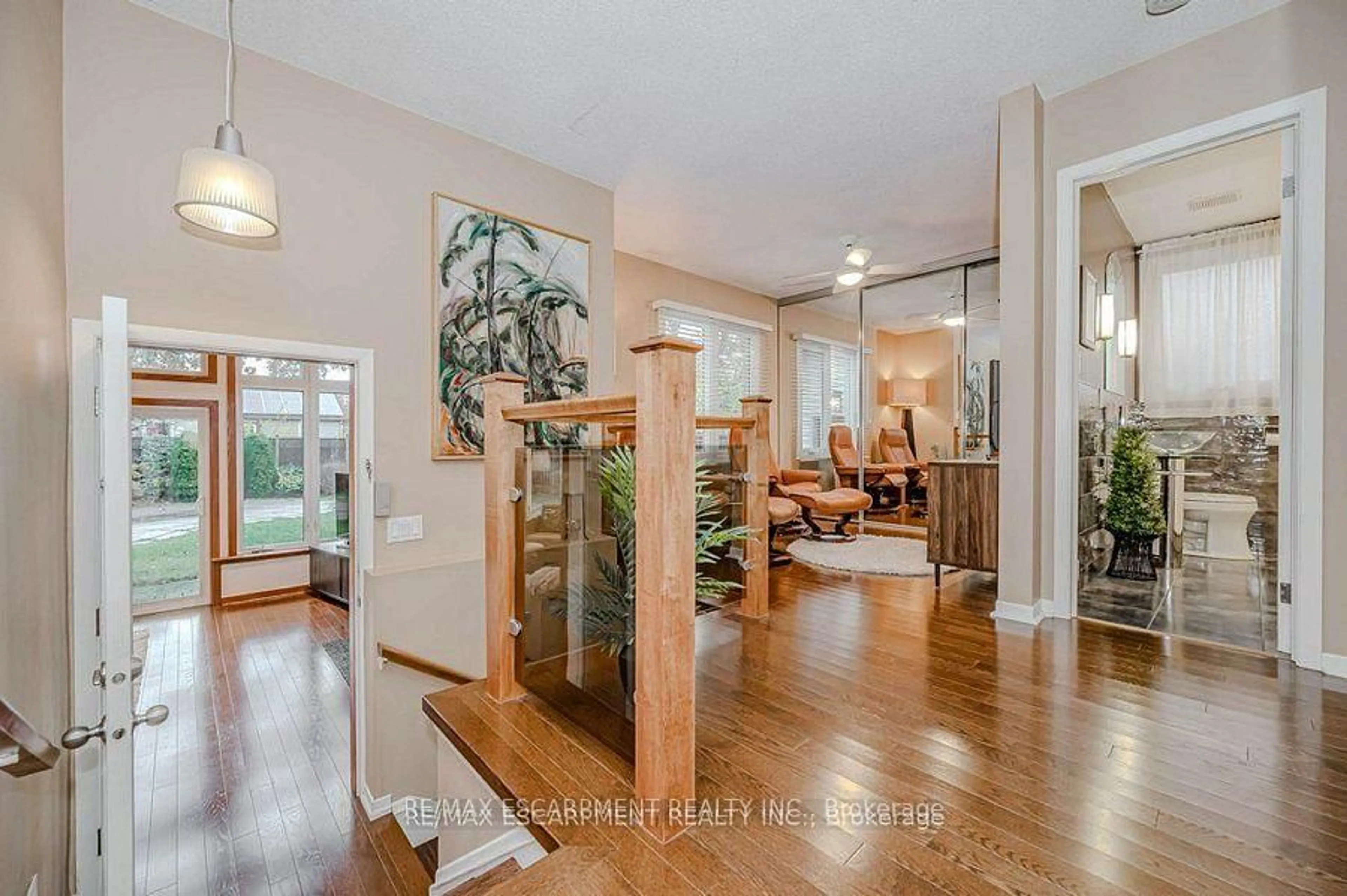 Indoor entryway for 957 Sanford Dr, Burlington Ontario L7T 3G7
