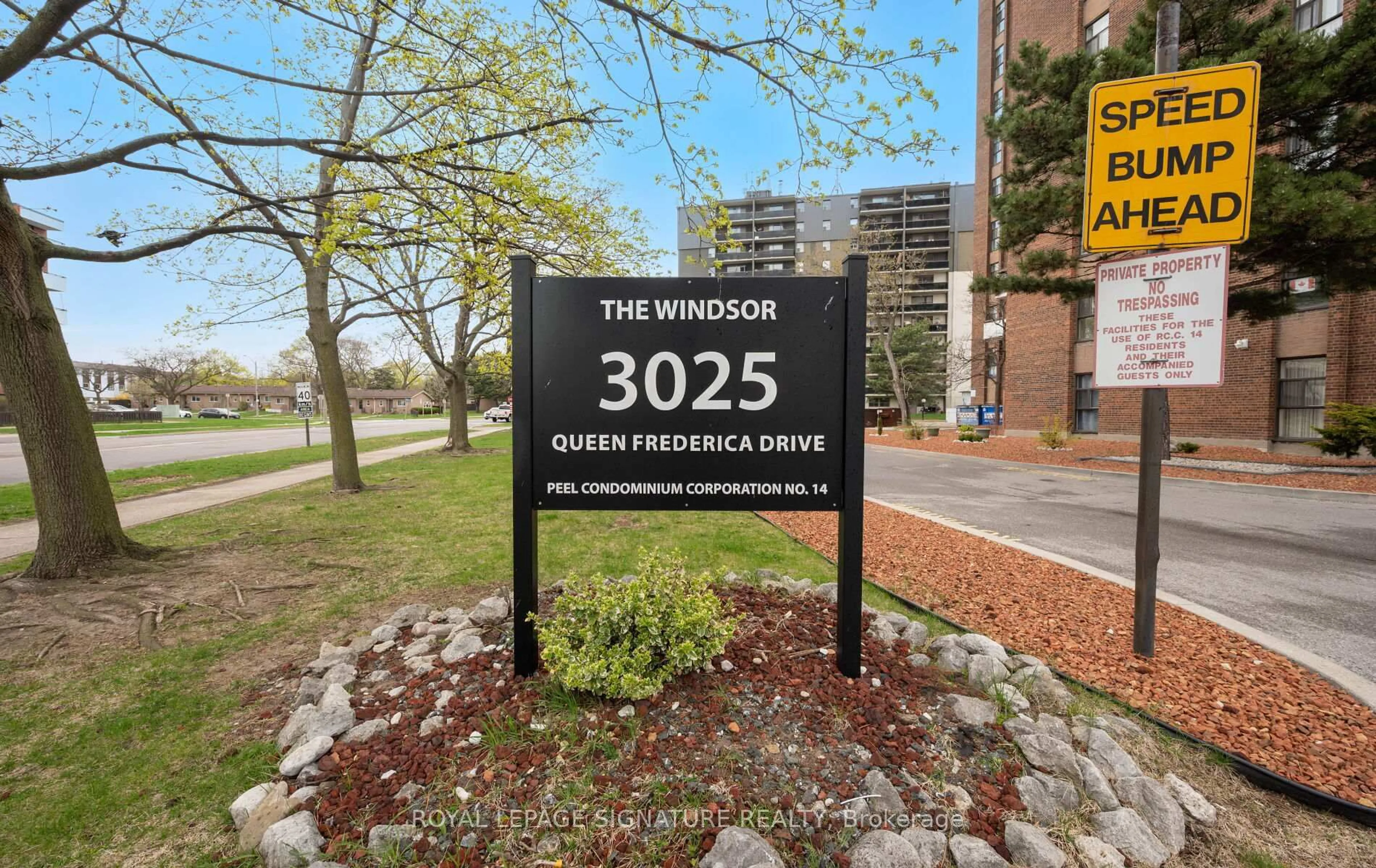 Indoor foyer for 3025 Queen Frederica Dr #201, Mississauga Ontario L4Y 3A1