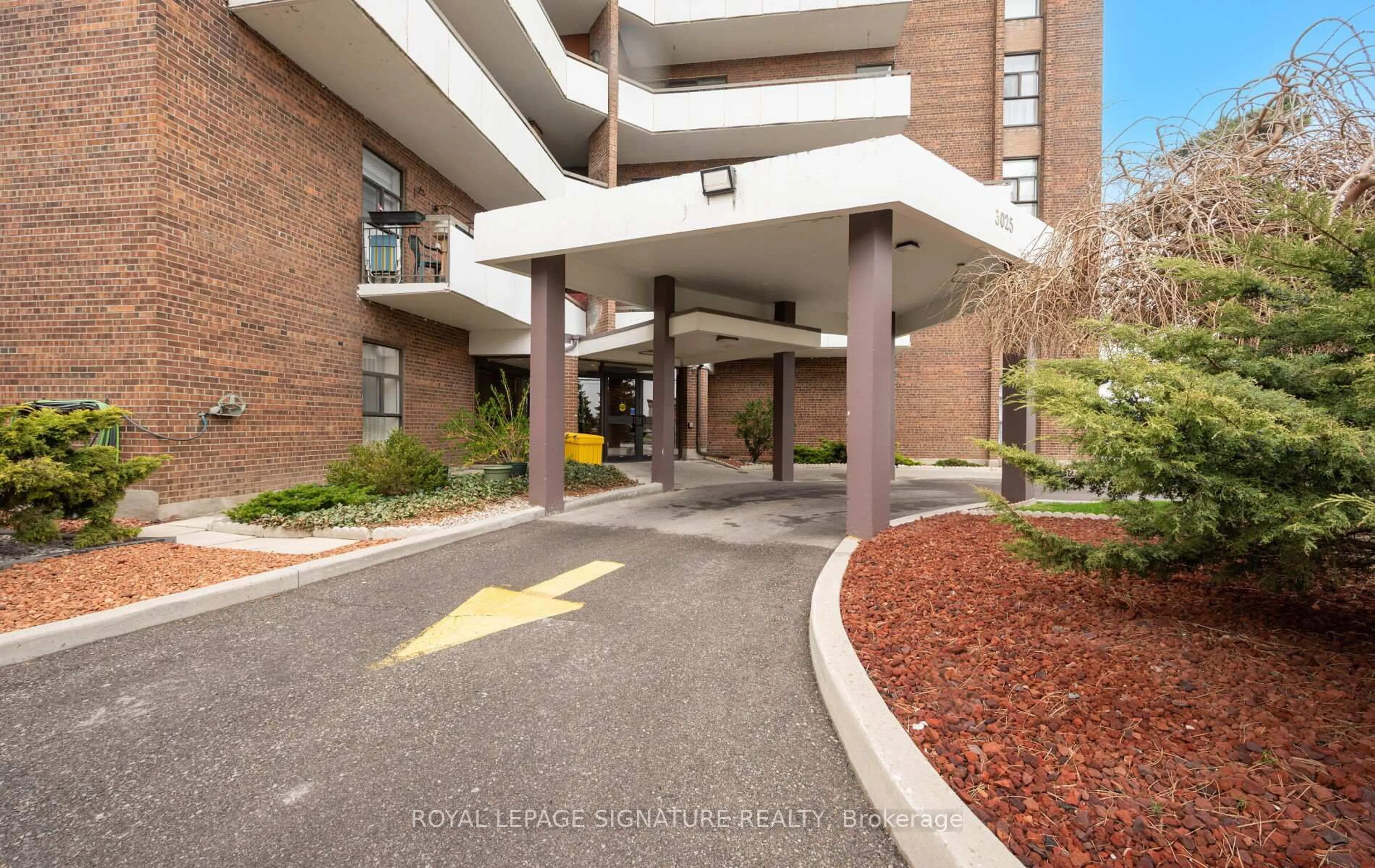 Indoor foyer for 3025 Queen Frederica Dr #201, Mississauga Ontario L4Y 3A1