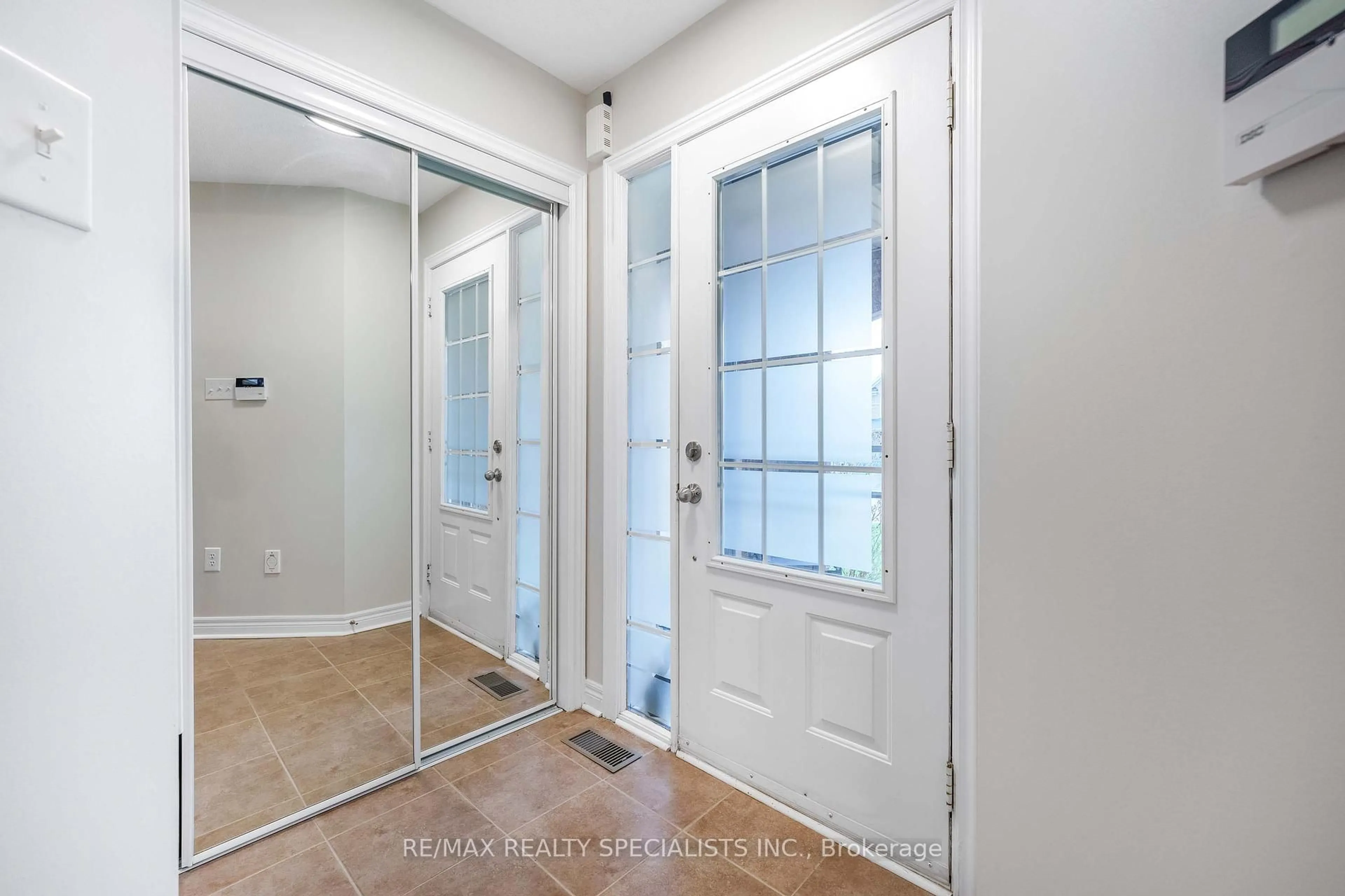 Indoor entryway for 17 Lily Lane, Halton Hills Ontario L7G 6M4