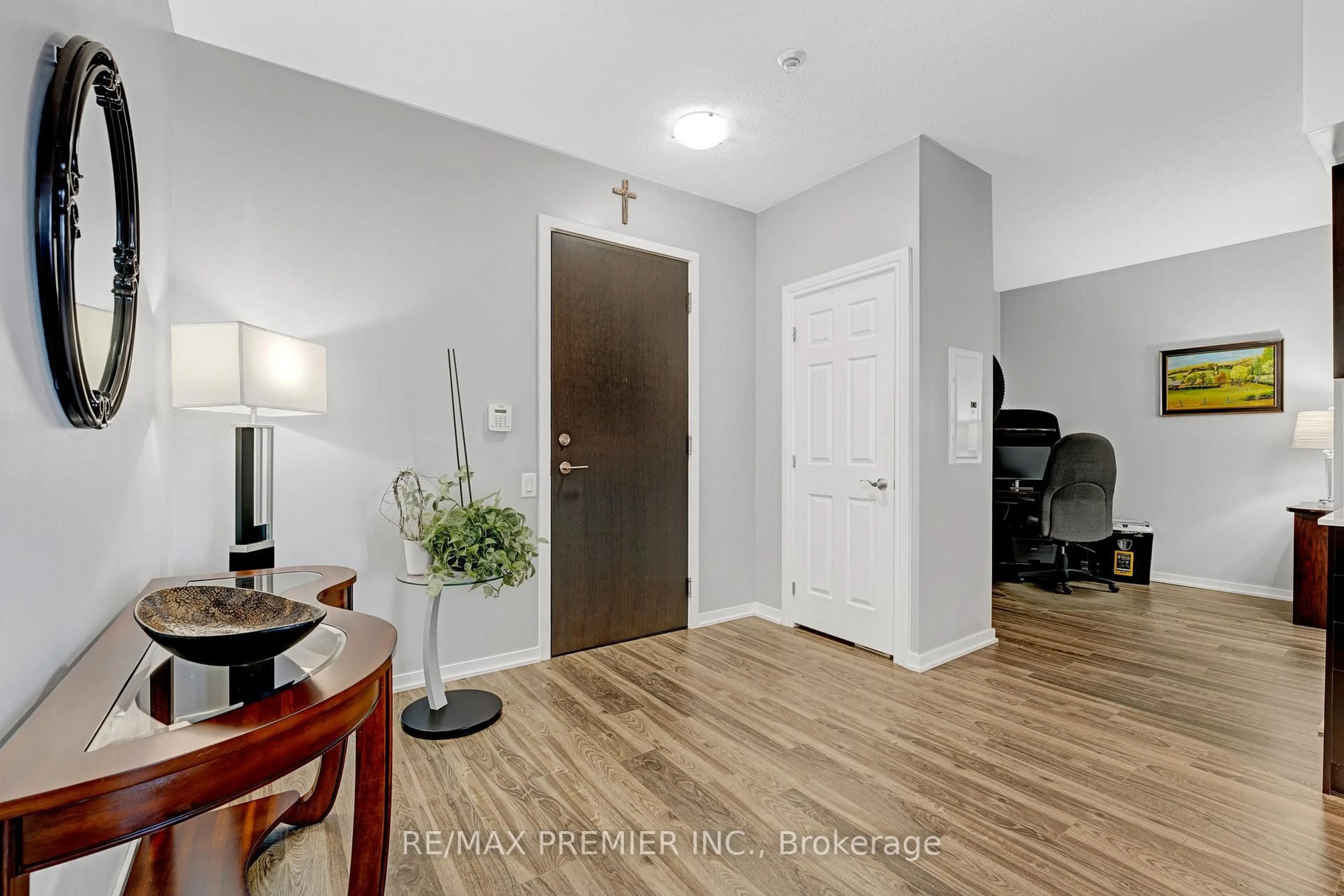 Indoor entryway for 105 The Queensway N/A #714, Toronto Ontario M6S 5B5