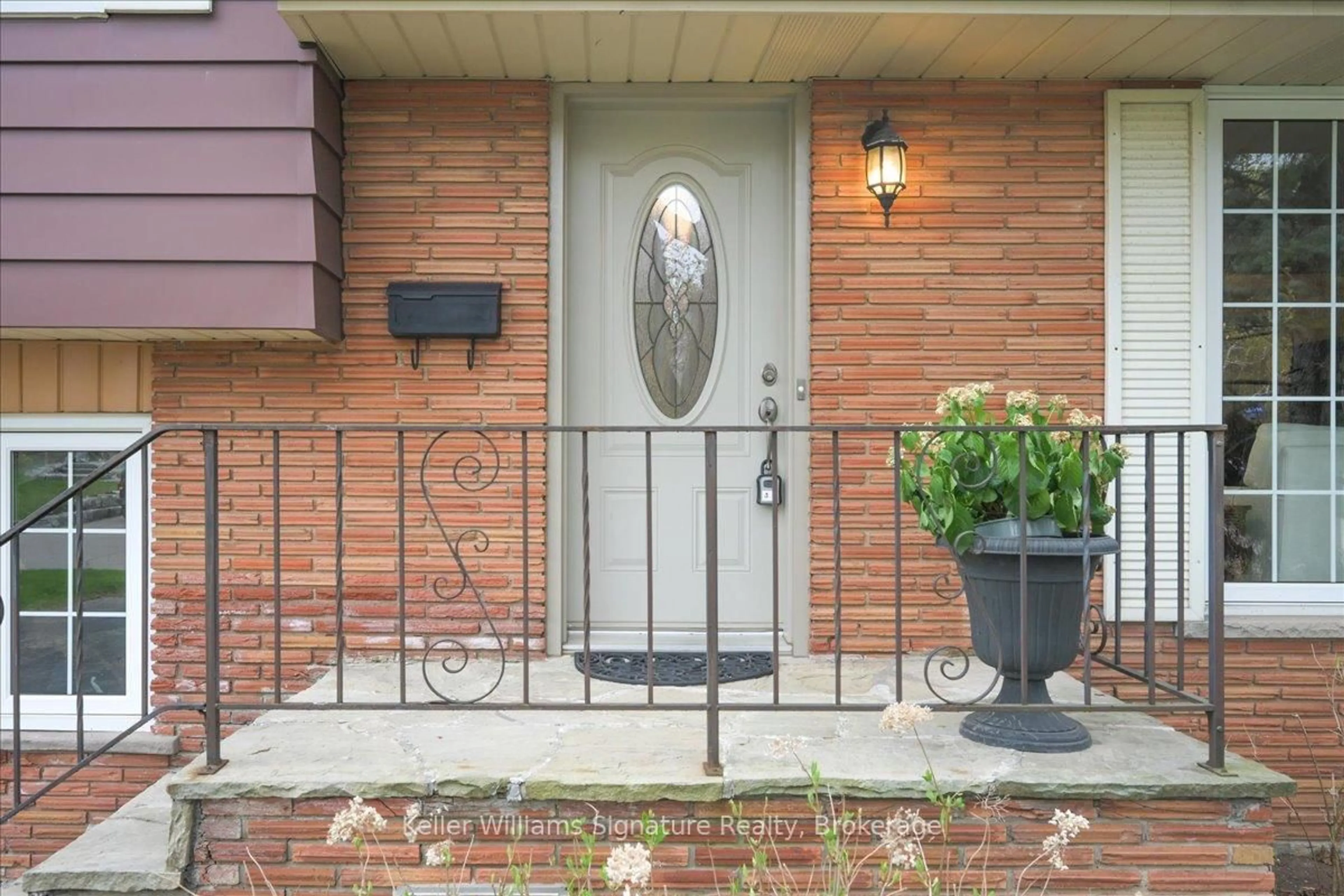 Indoor entryway for 4042 Melba Lane, Burlington Ontario L7L 2C3