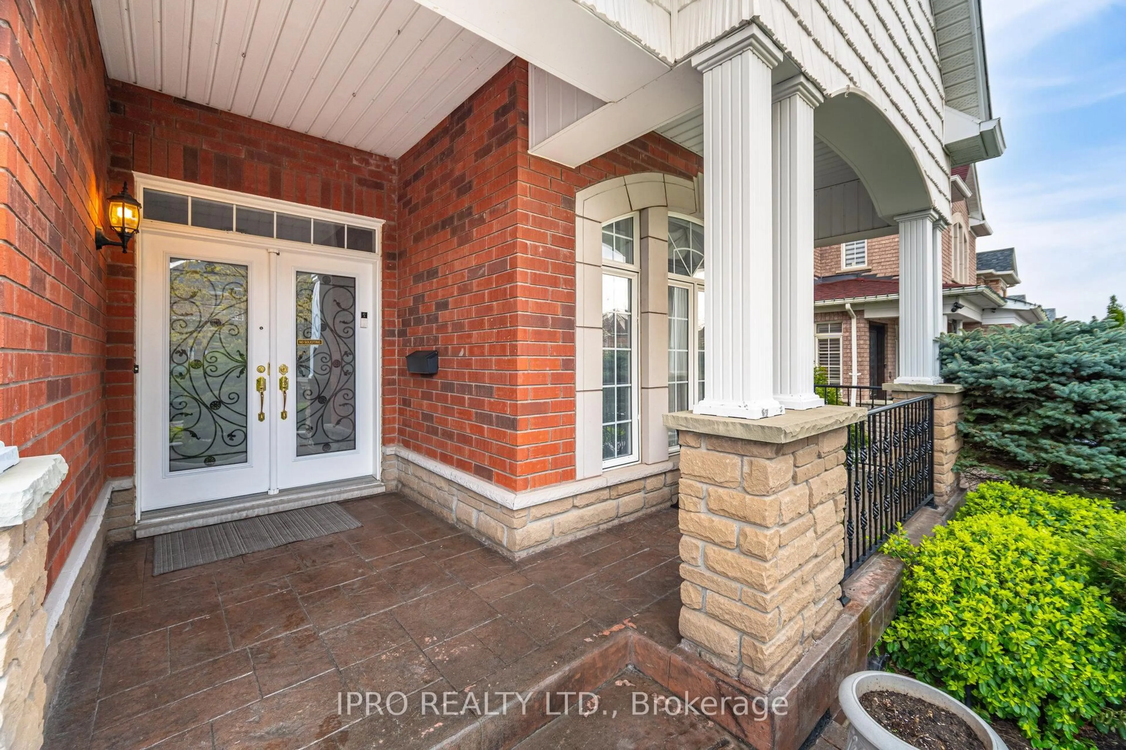 Indoor entryway for 814 Craig Carrier Crt, Mississauga Ontario L5W 1A6