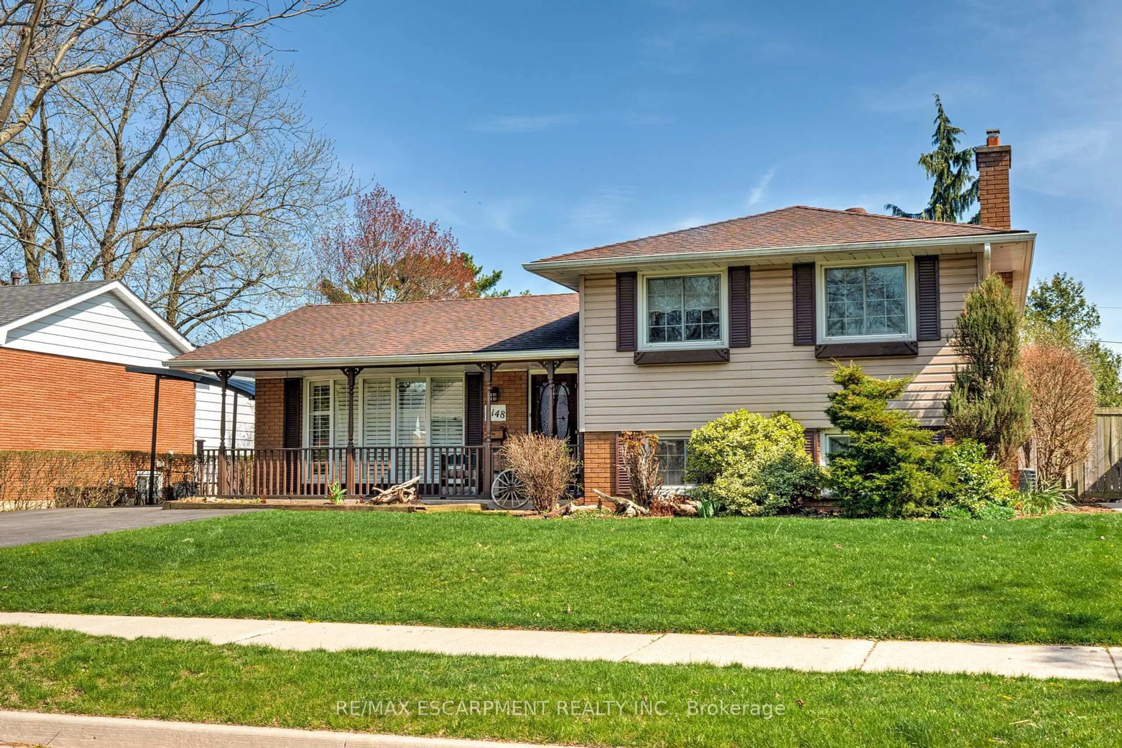 Home with vinyl exterior material, street for 5148 SPRUCE Ave, Burlington Ontario L7L 1M8