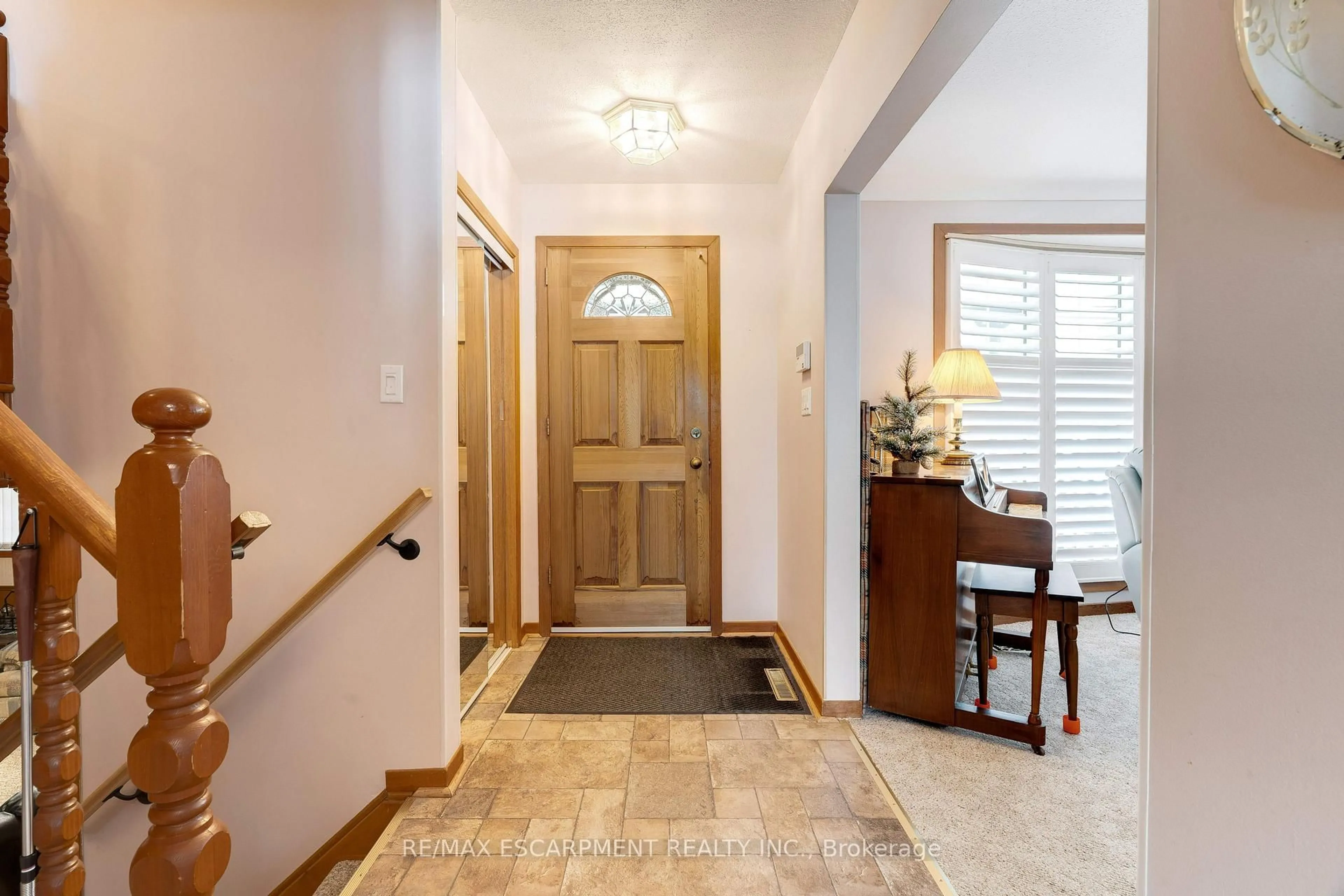 Indoor foyer for 5148 SPRUCE Ave, Burlington Ontario L7L 1M8