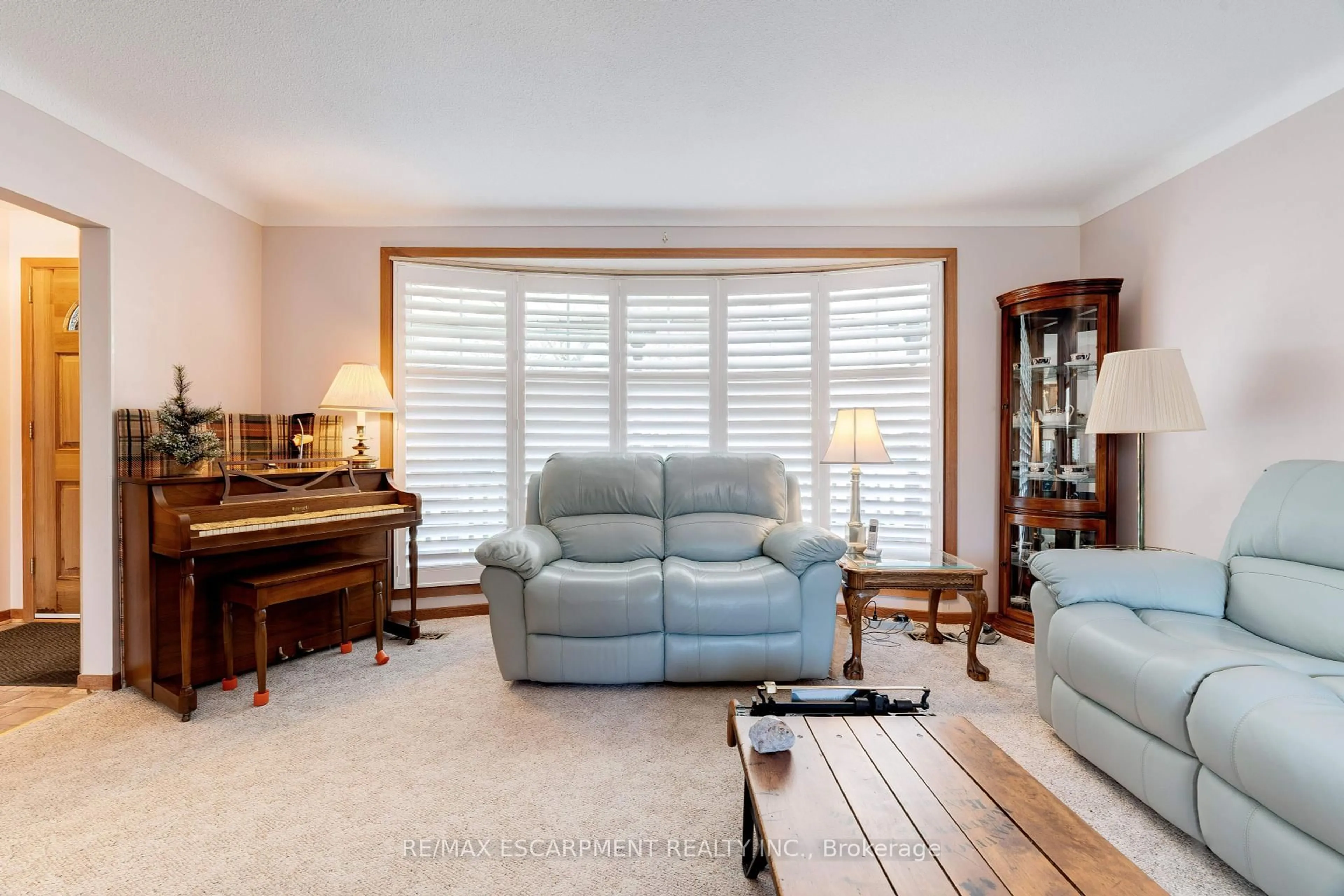 Living room with furniture, unknown for 5148 SPRUCE Ave, Burlington Ontario L7L 1M8