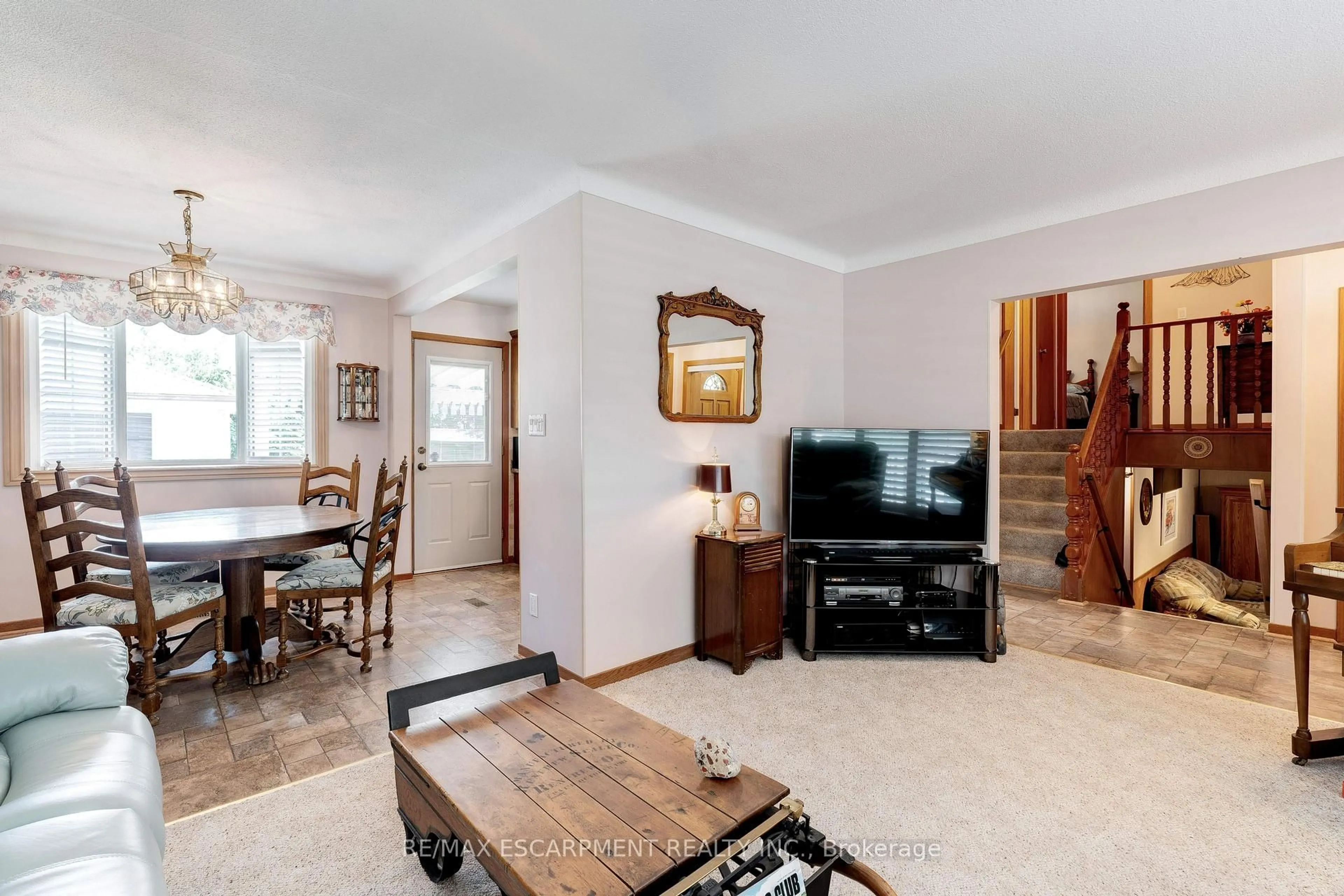 Living room with furniture, unknown for 5148 SPRUCE Ave, Burlington Ontario L7L 1M8