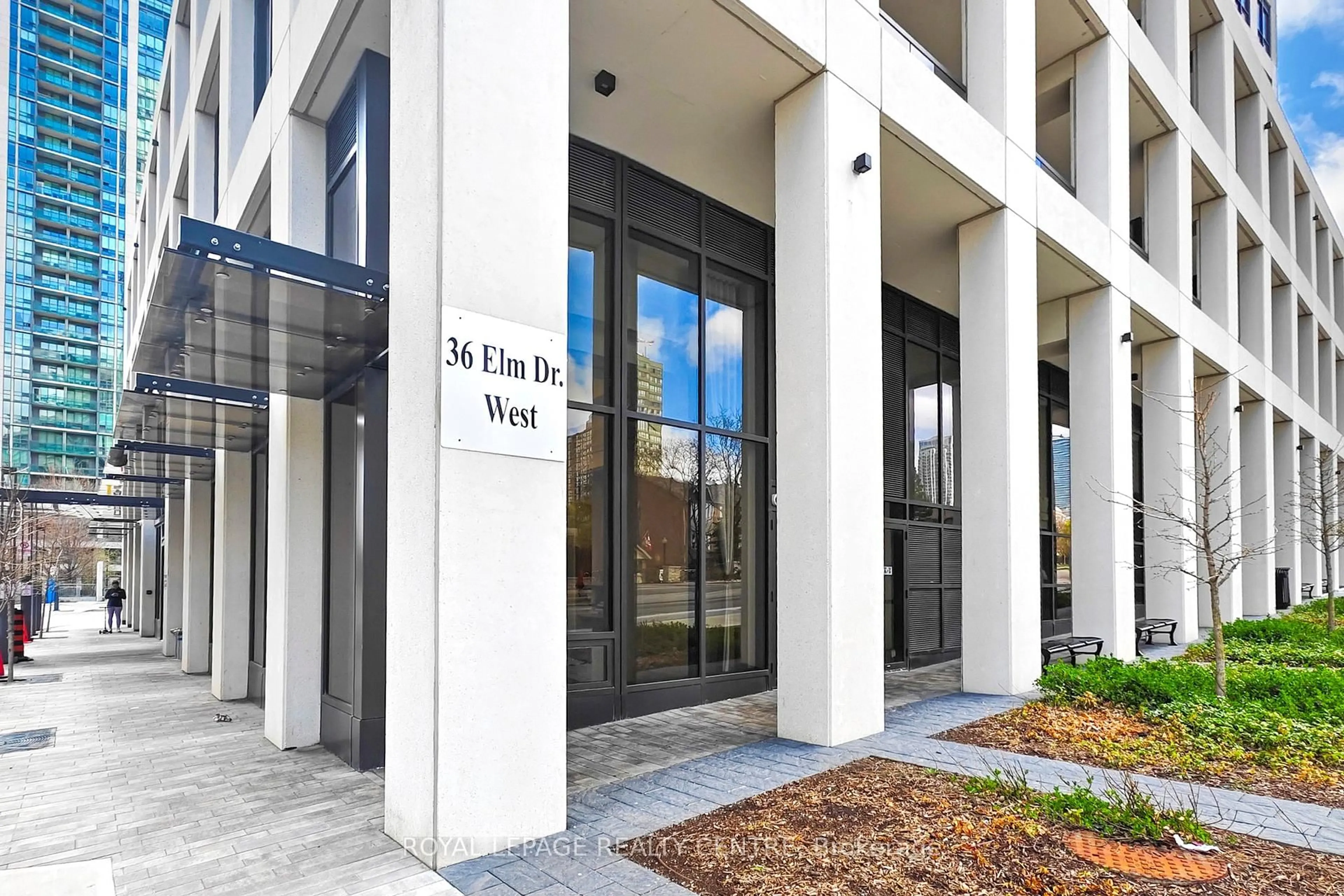 Indoor foyer for 36 ELM Dr #2605, Mississauga Ontario L5B 0N3