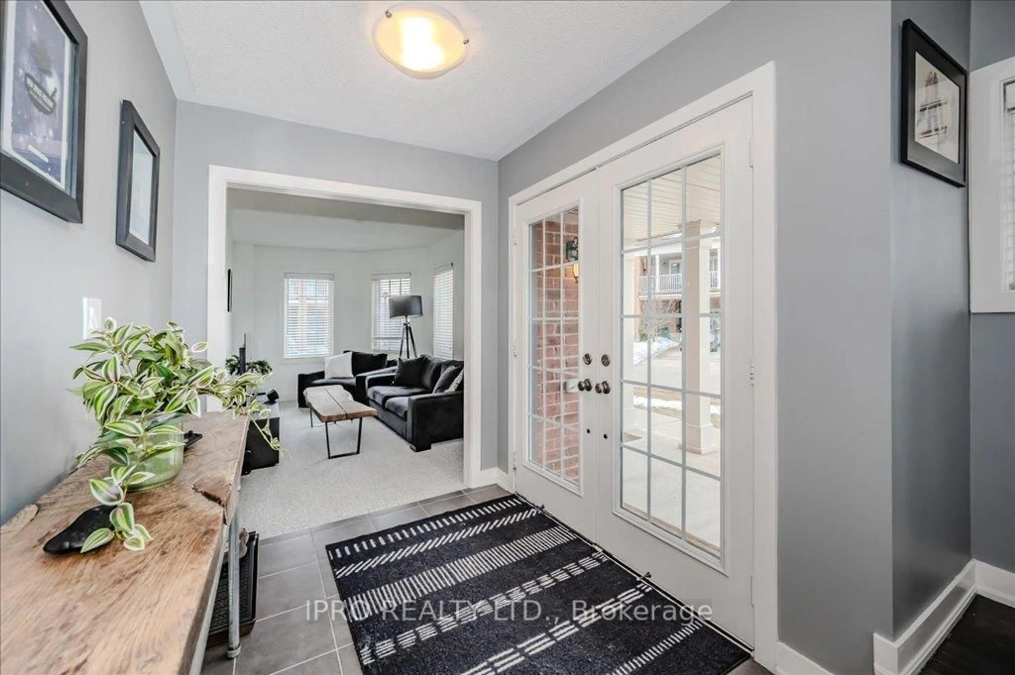 Indoor entryway for 48 Boyces Creek Crt, Caledon Ontario L7C 3S3