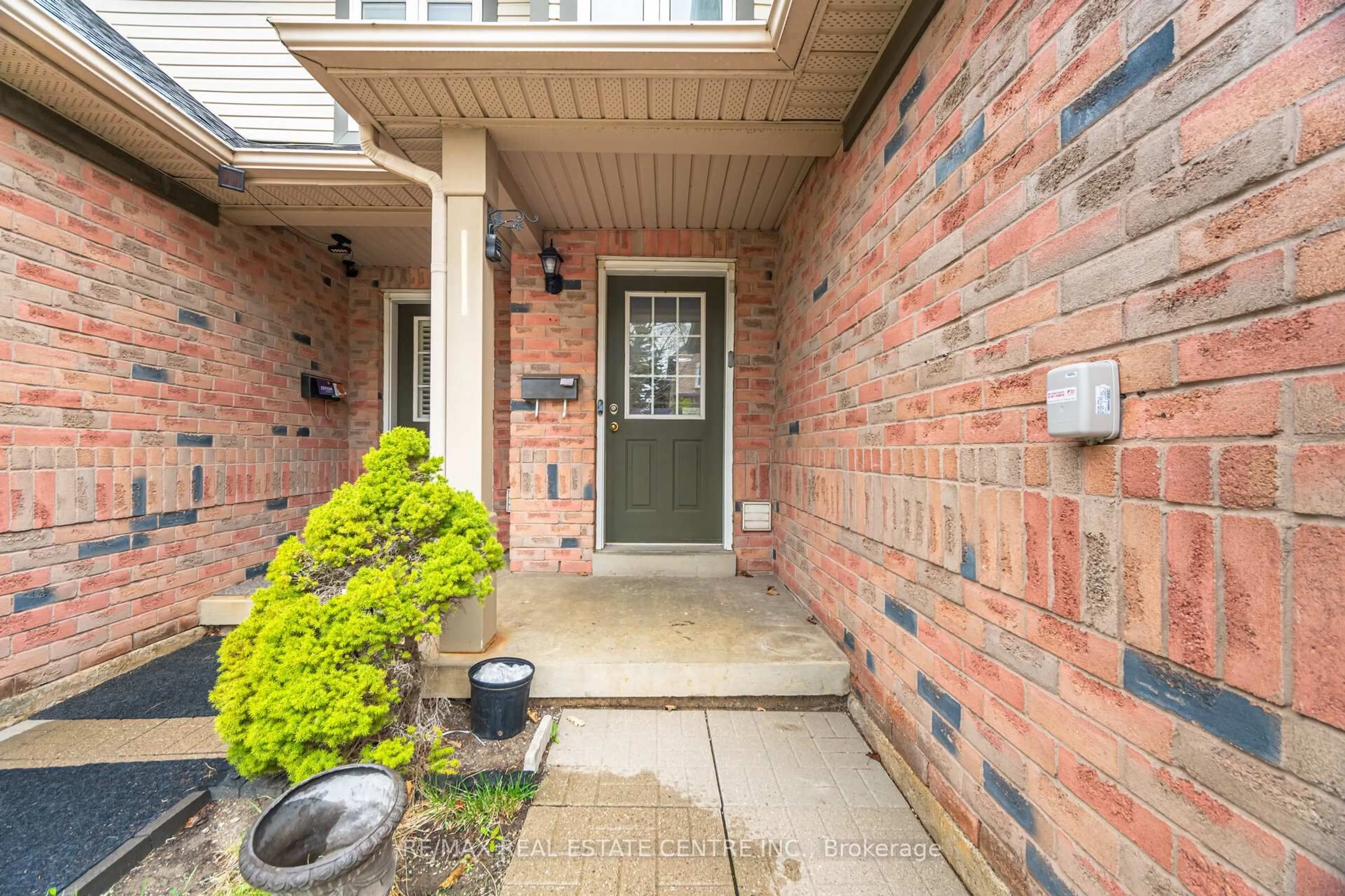 Indoor entryway for 5255 Guildwood Way #62, Mississauga Ontario L5R 4A8