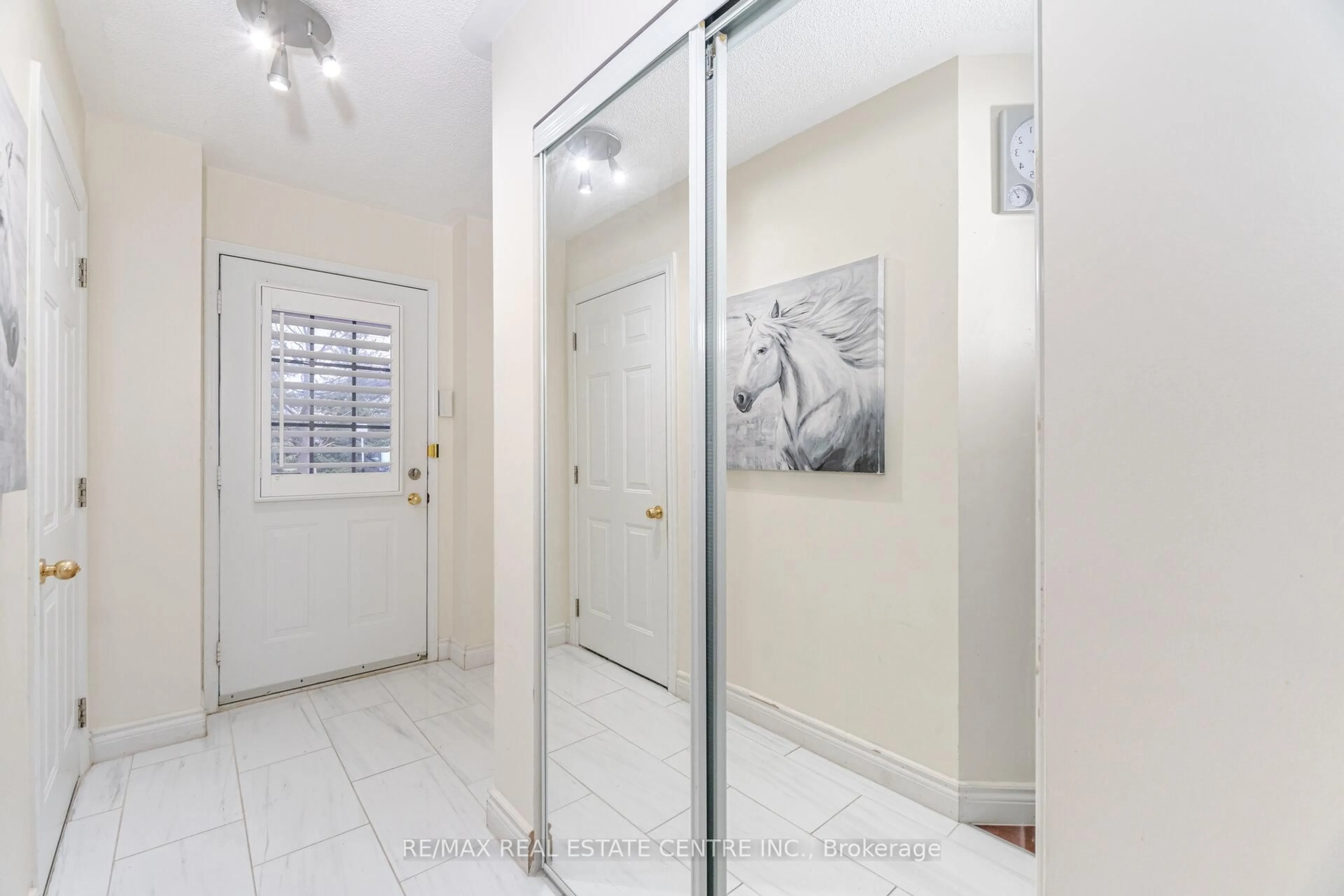 Indoor entryway for 5255 Guildwood Way #62, Mississauga Ontario L5R 4A8
