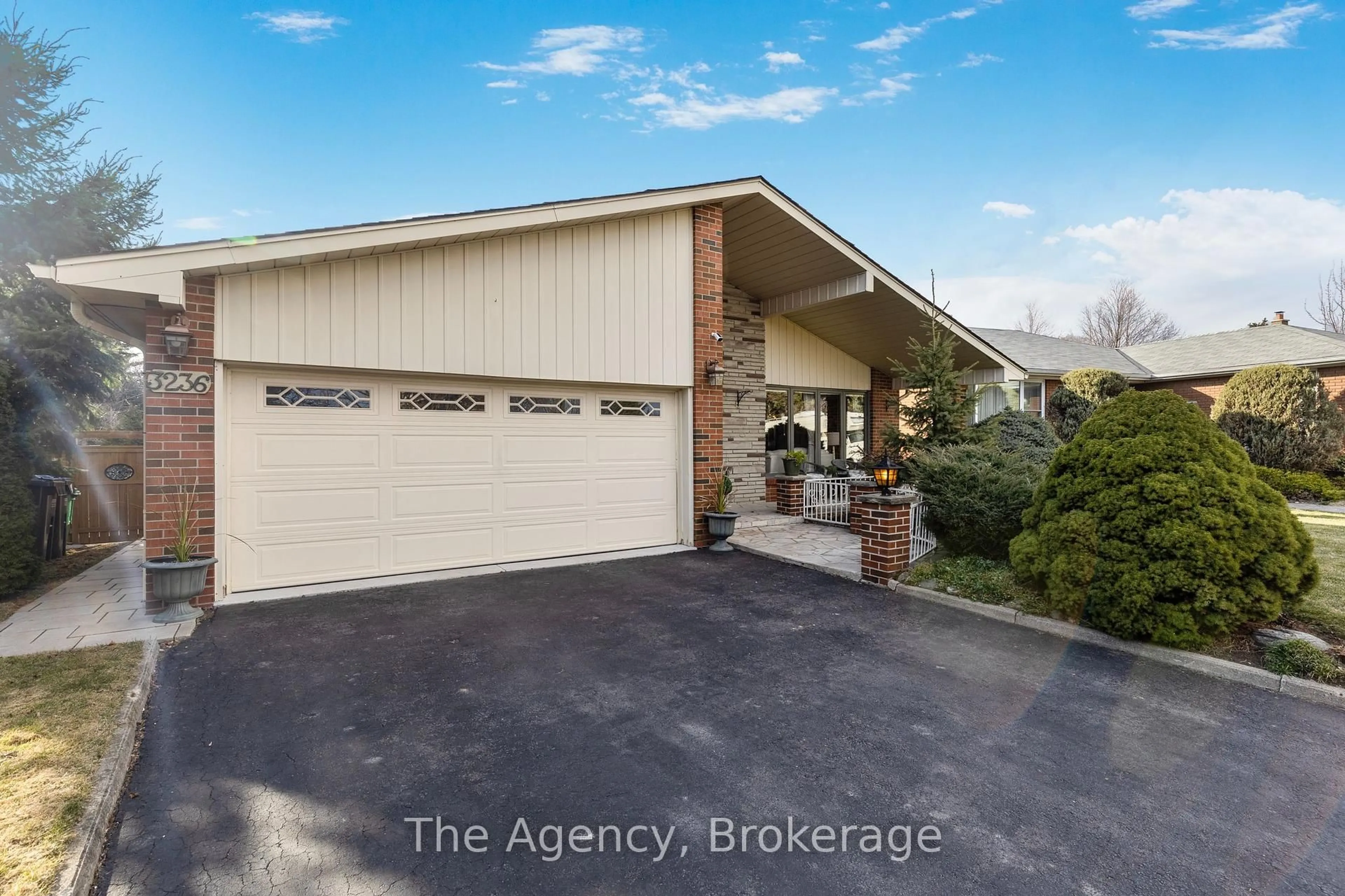 Unknown for 3236 Cedartree Cres, Mississauga Ontario L4Y 3G3
