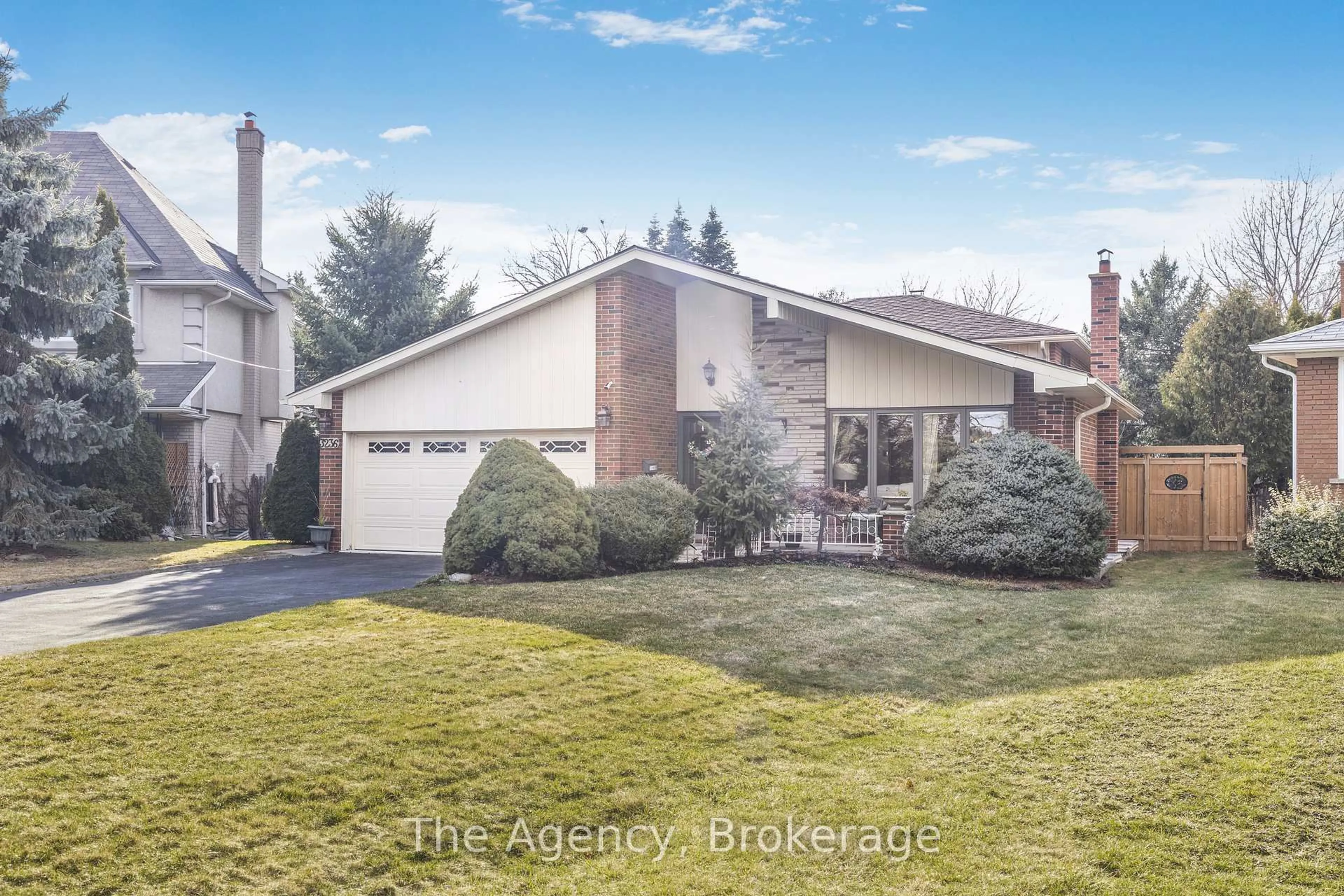 Home with vinyl exterior material, street for 3236 Cedartree Cres, Mississauga Ontario L4Y 3G3
