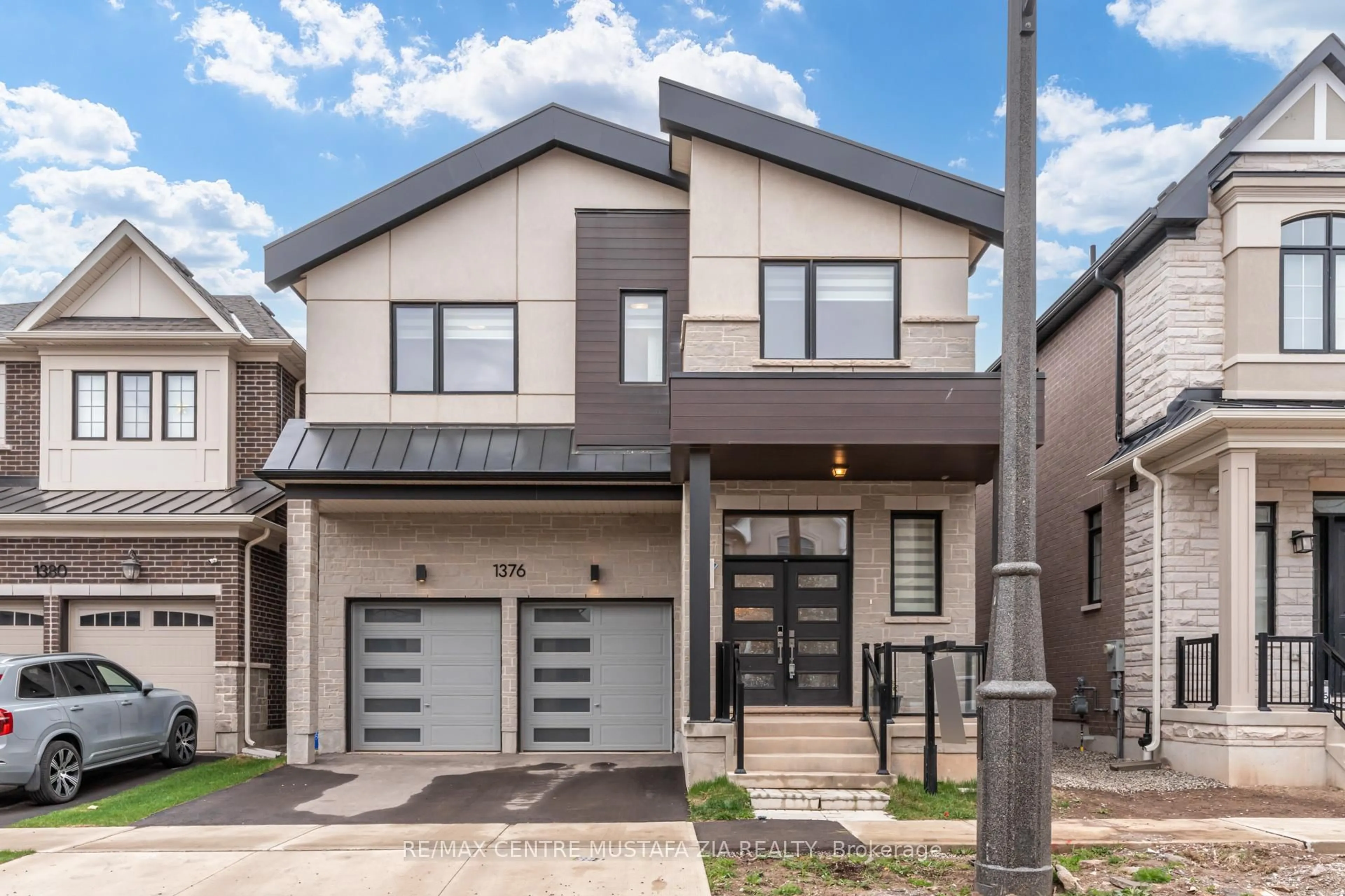 Home with brick exterior material, street for 1376 Hydrangea Gdns, Oakville Ontario L6H 7X2