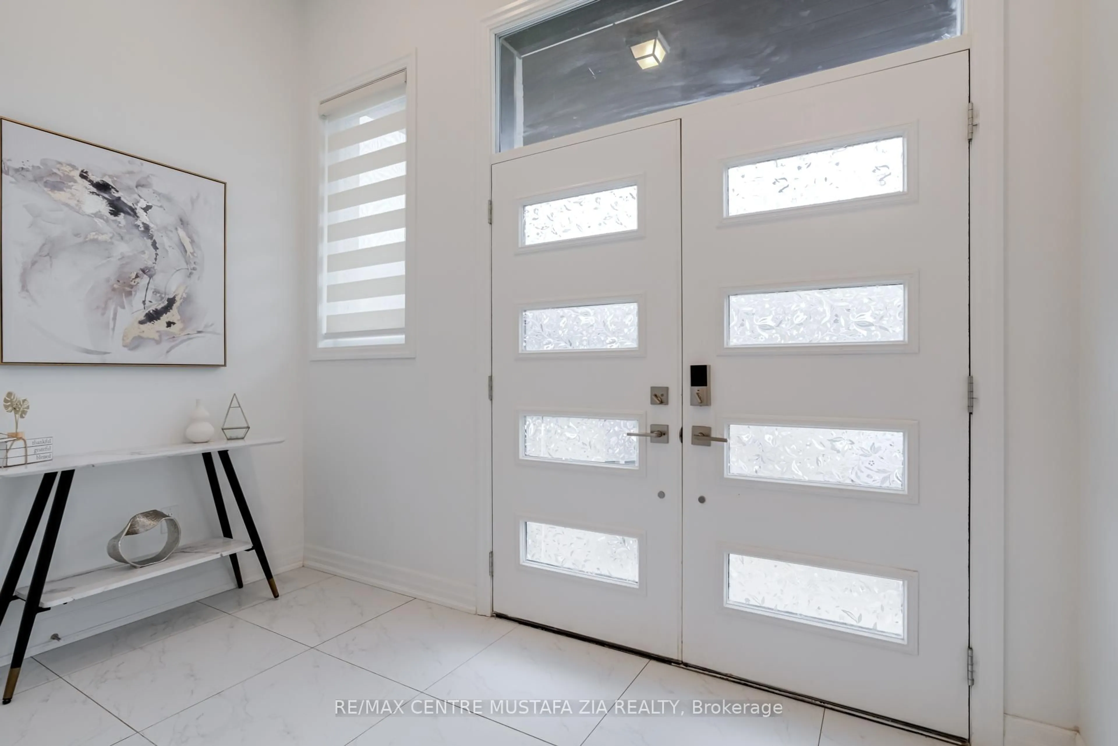 Indoor entryway for 1376 Hydrangea Gdns, Oakville Ontario L6H 7X2