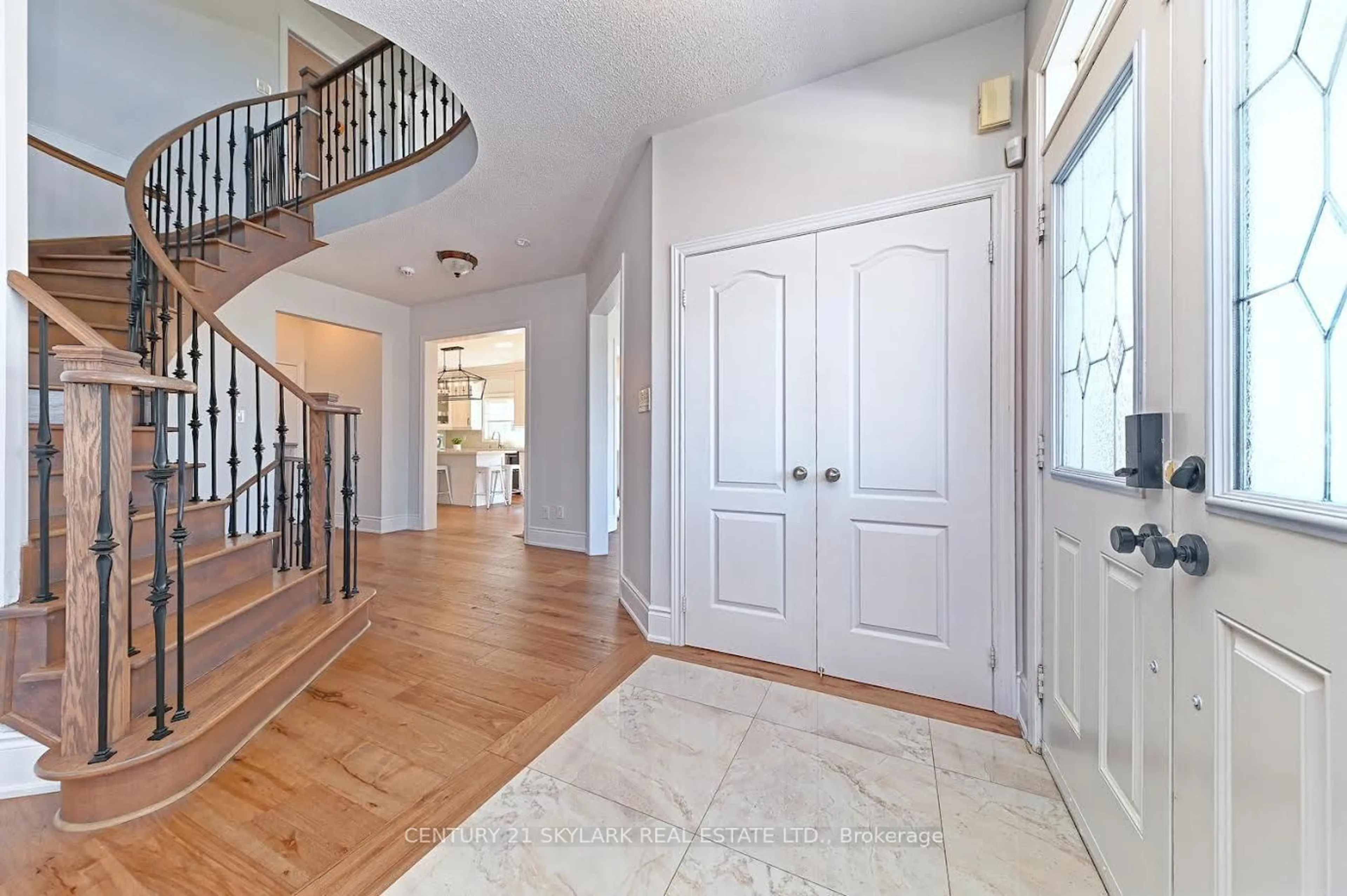 Indoor entryway for 45 Kidbrook Rd, Brampton Ontario L6P 2A6