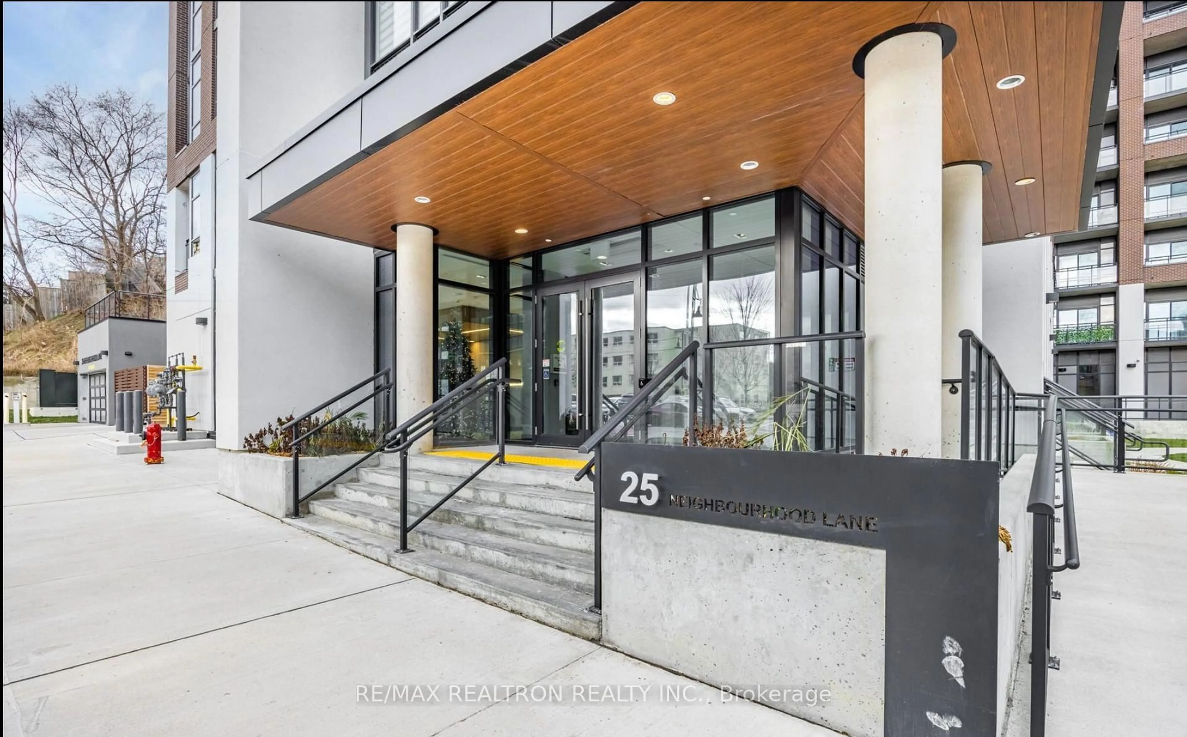 Indoor foyer for 25 Neighbourhood Lane #205, Toronto Ontario M8Y 0C4